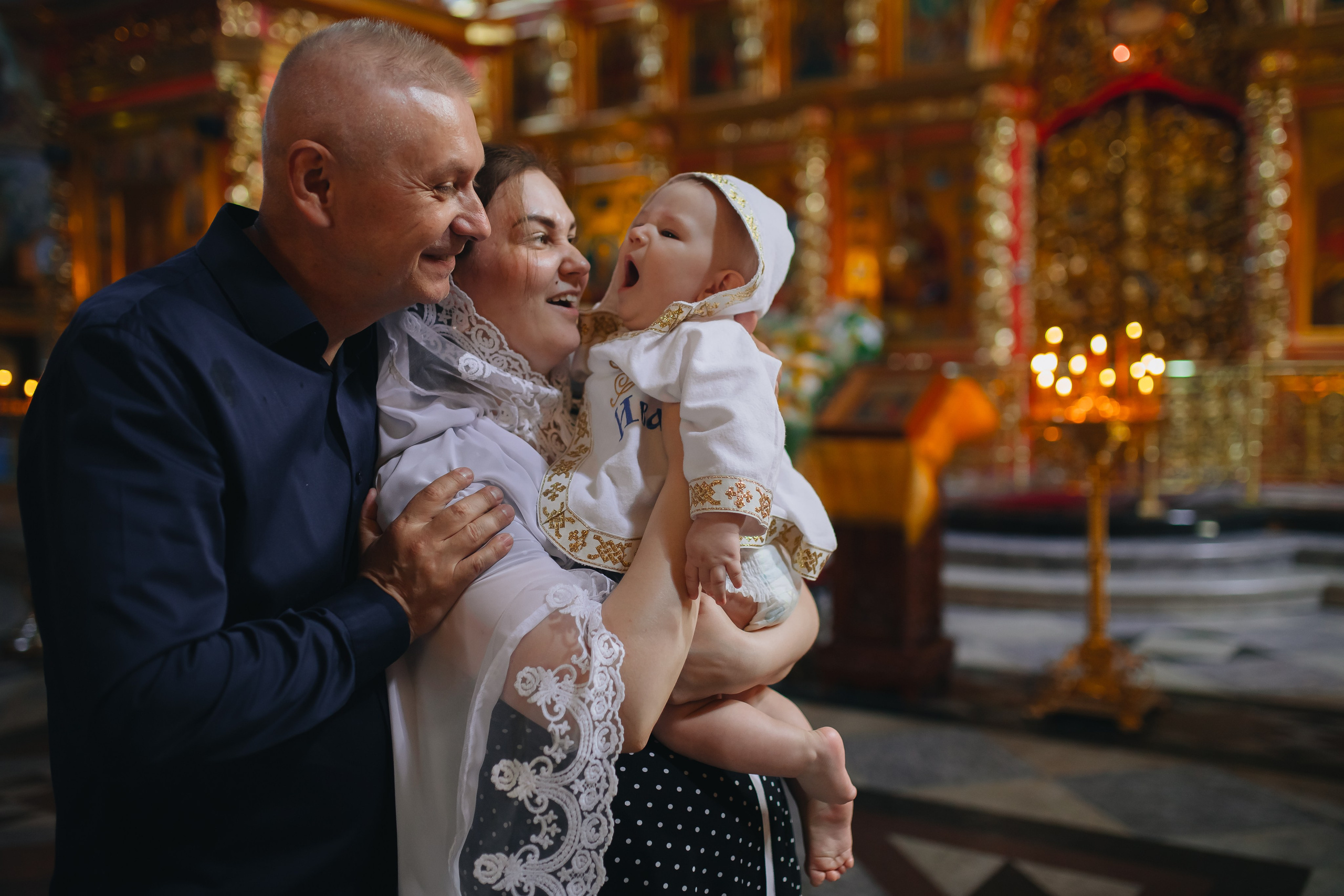 Крещение Ивана в темном храме. Семейный и детский фотограф в Москве Дорогова Екатерина