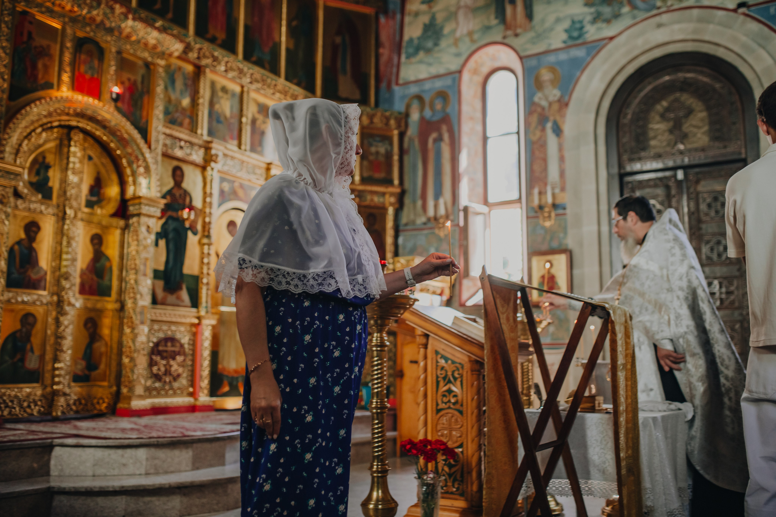 Крещение Ивана в темном храме. Семейный и детский фотограф в Москве Дорогова Екатерина