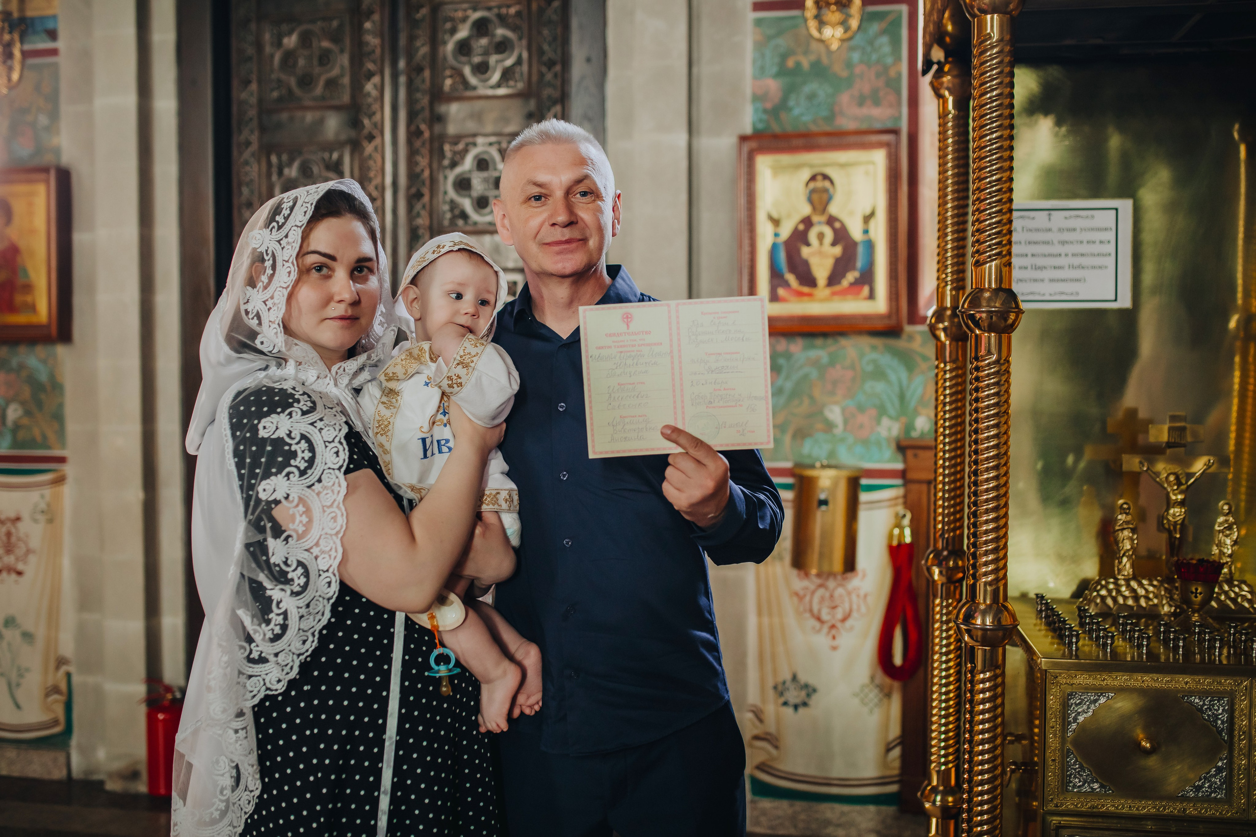 Крещение Ивана в темном храме. Семейный и детский фотограф в Москве Дорогова Екатерина