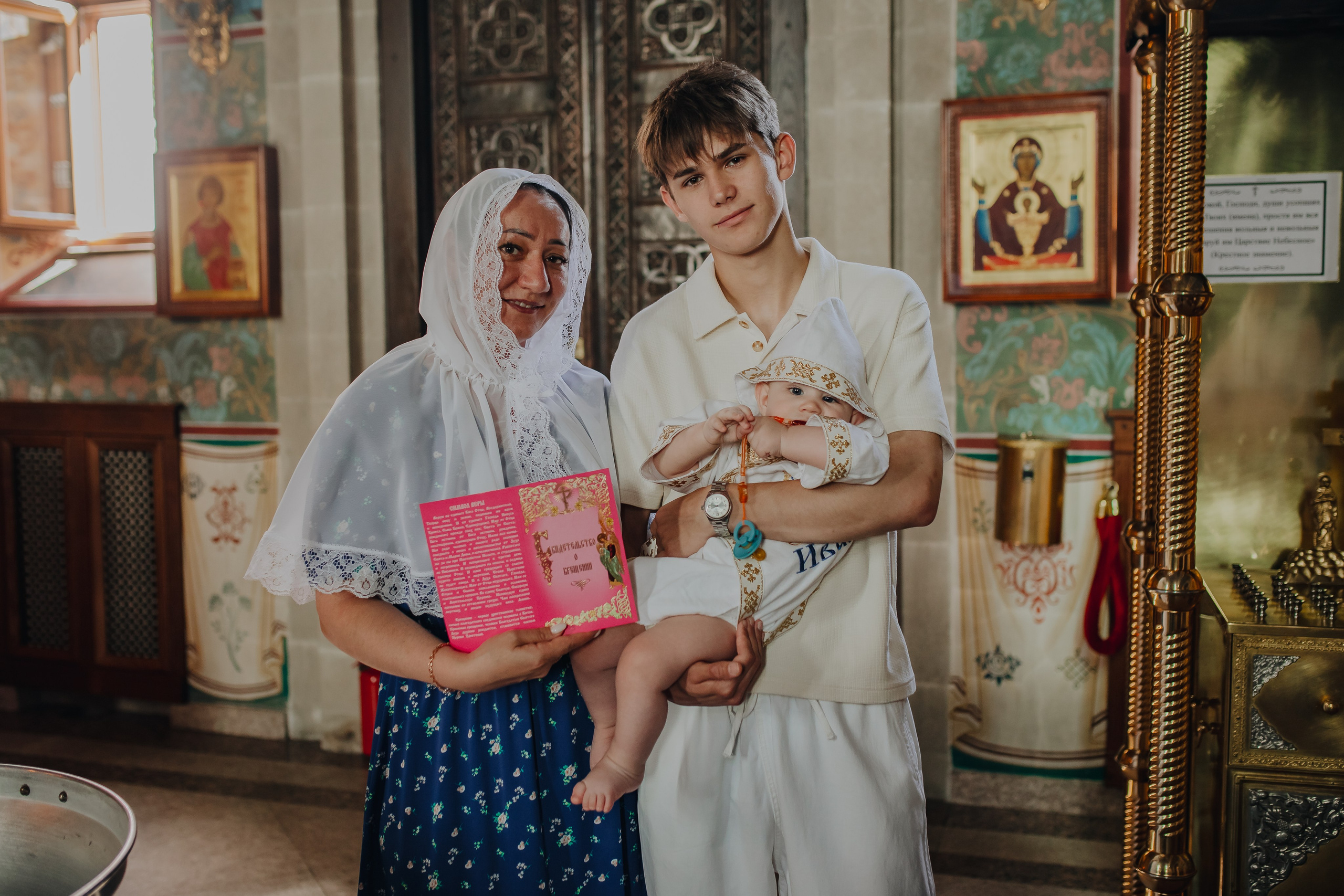 Крещение Ивана в темном храме. Семейный и детский фотограф в Москве Дорогова Екатерина
