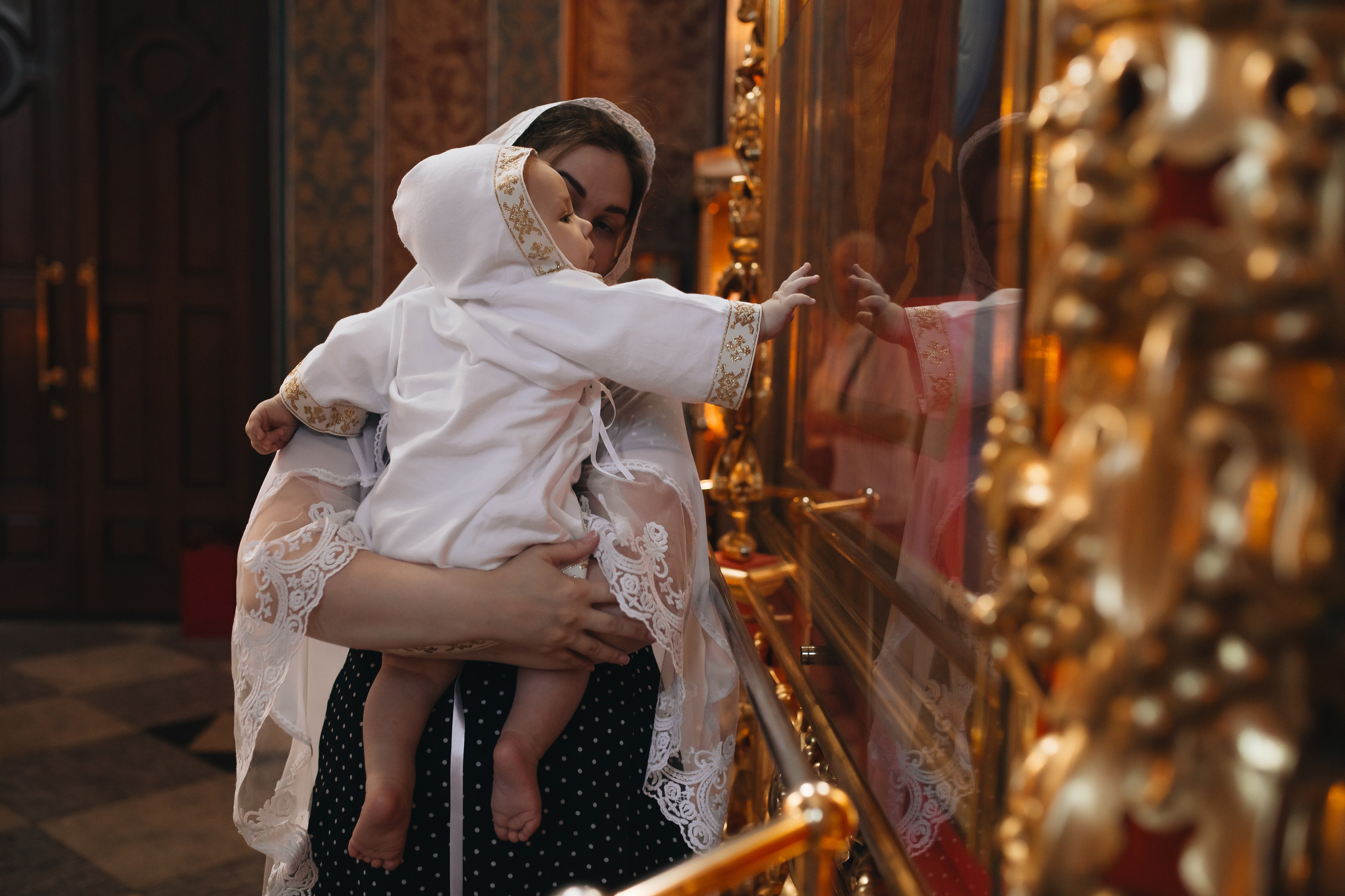 Крещение Ивана в темном храме. Семейный и детский фотограф в Москве Дорогова Екатерина