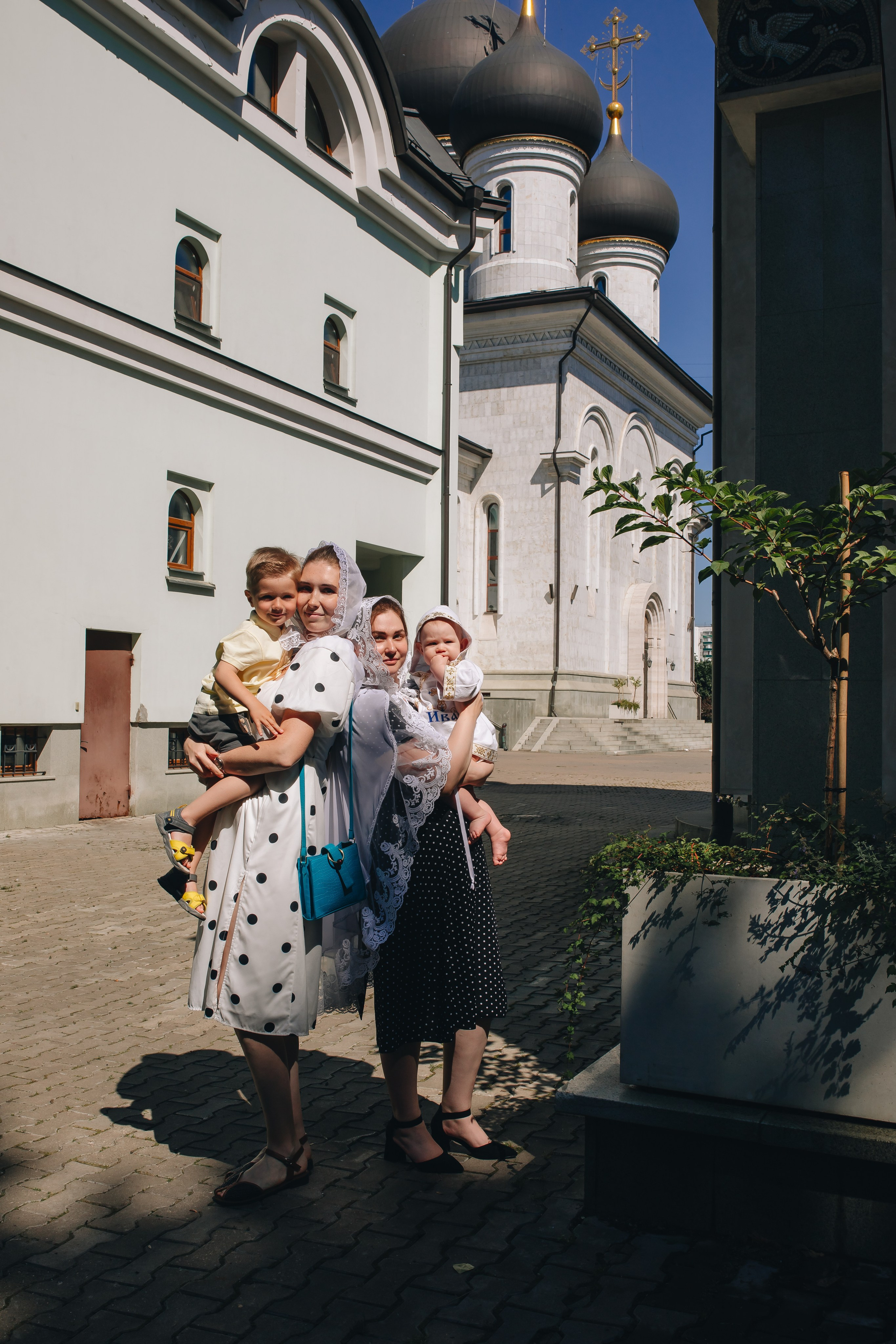 Крещение Ивана в темном храме. Семейный и детский фотограф в Москве Дорогова Екатерина