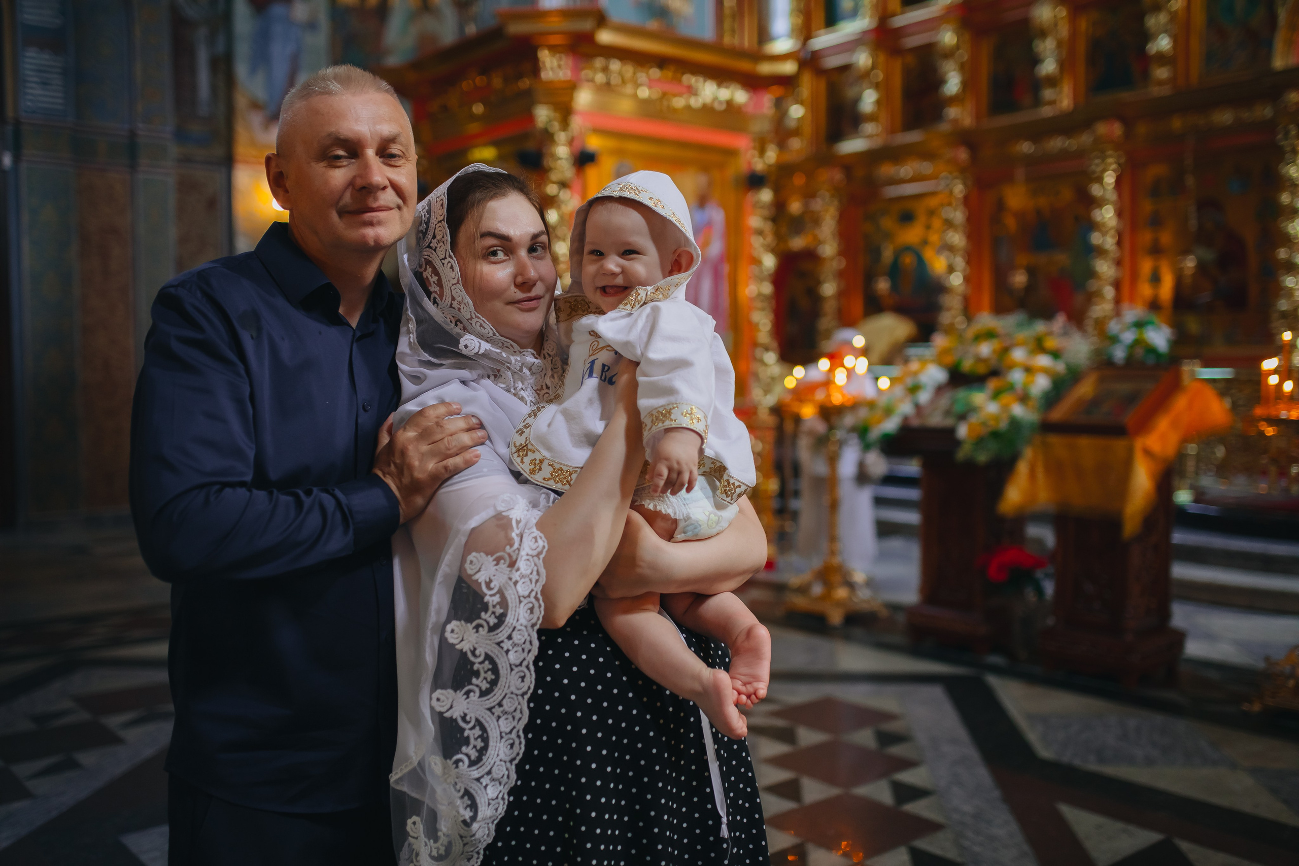 Крещение Ивана в темном храме. Семейный и детский фотограф в Москве Дорогова Екатерина