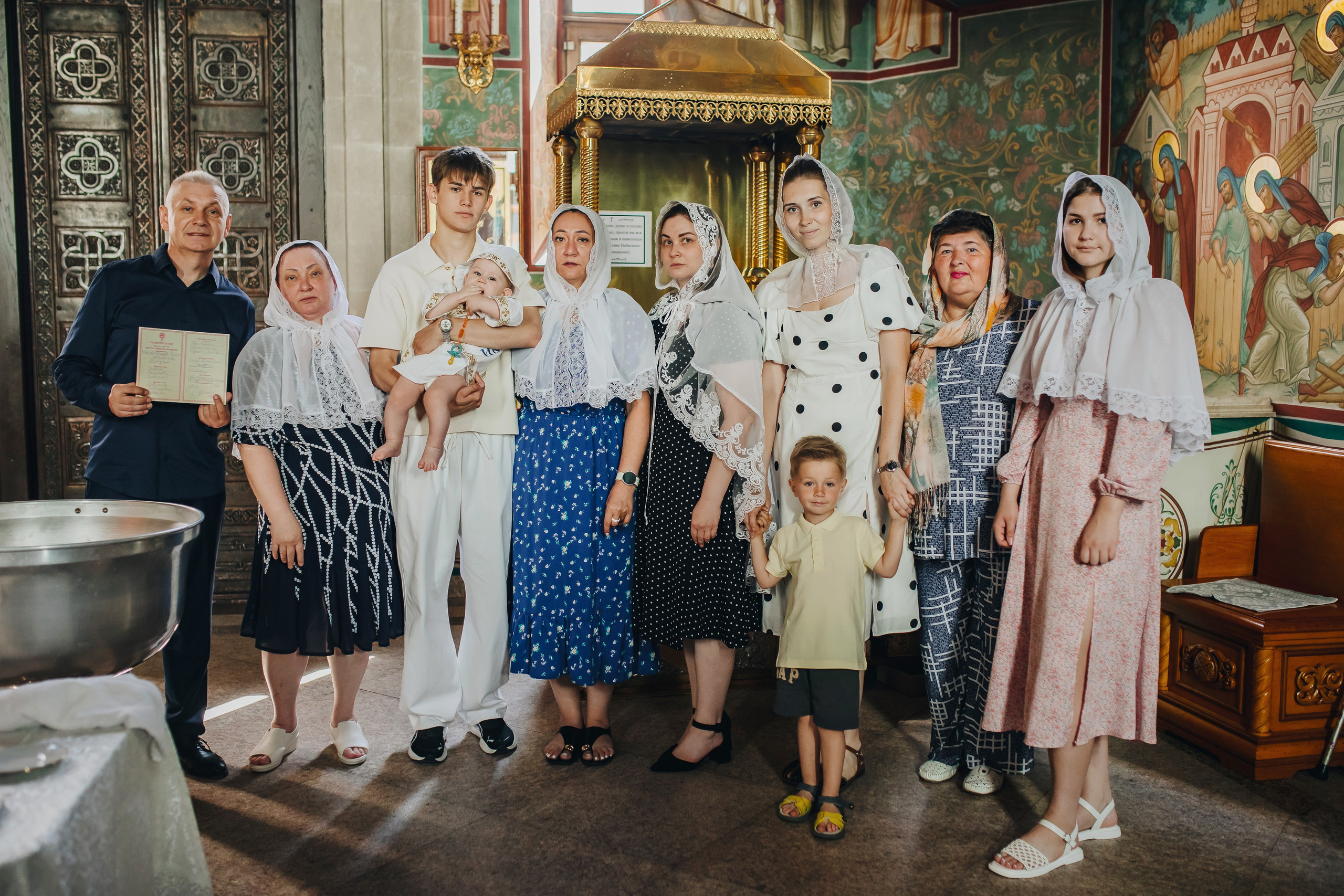 Крещение Ивана в темном храме. Семейный и детский фотограф в Москве Дорогова Екатерина