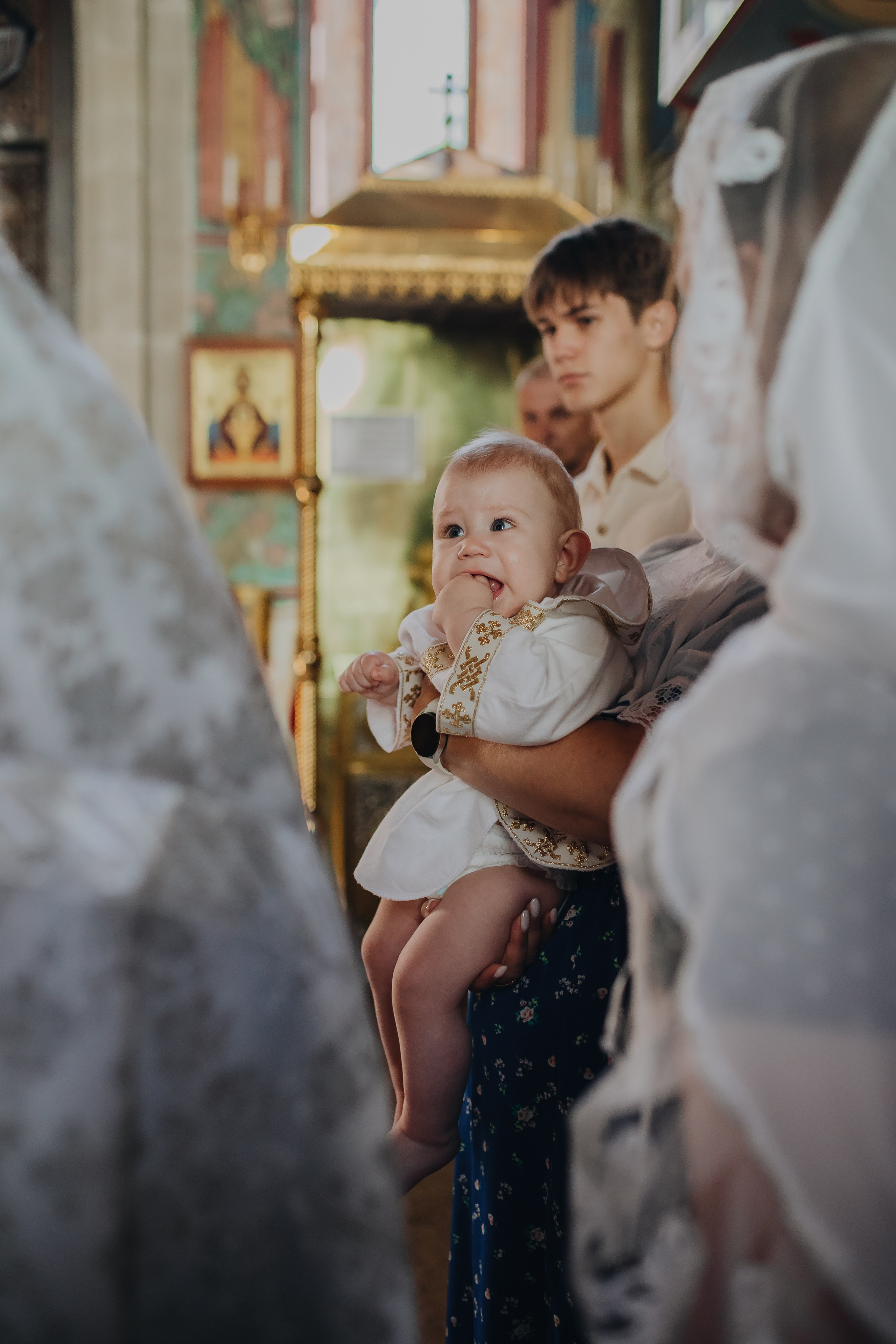 Крещение Ивана в темном храме. Семейный и детский фотограф в Москве Дорогова Екатерина