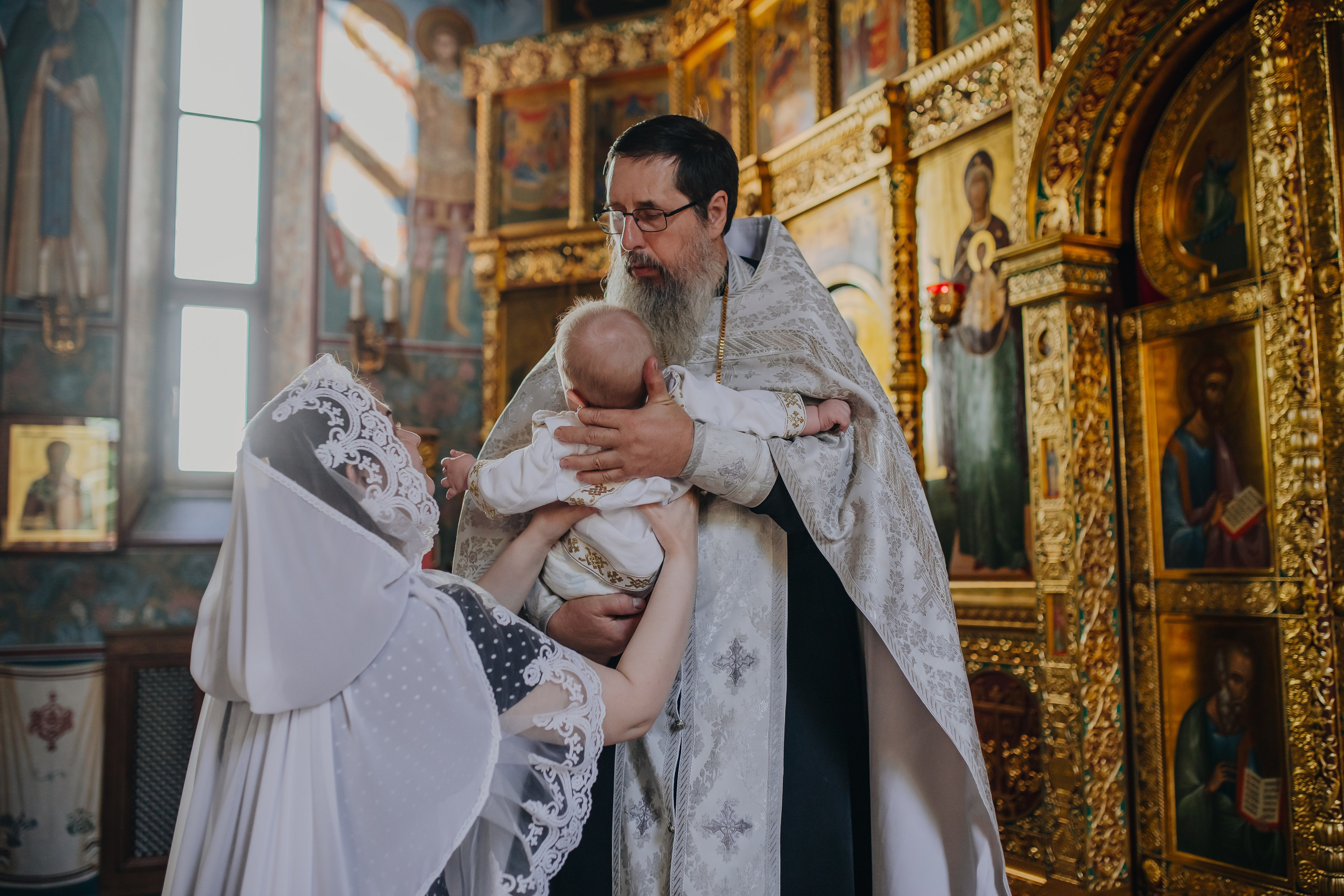 Крещение Ивана в темном храме. Семейный и детский фотограф в Москве Дорогова Екатерина