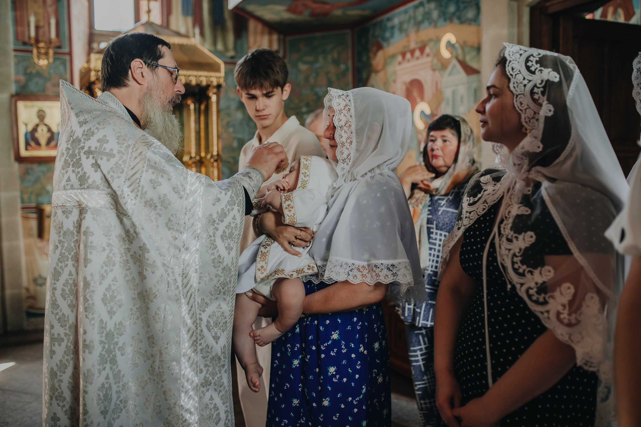 Крещение Ивана в темном храме. Семейный и детский фотограф в Москве Дорогова Екатерина