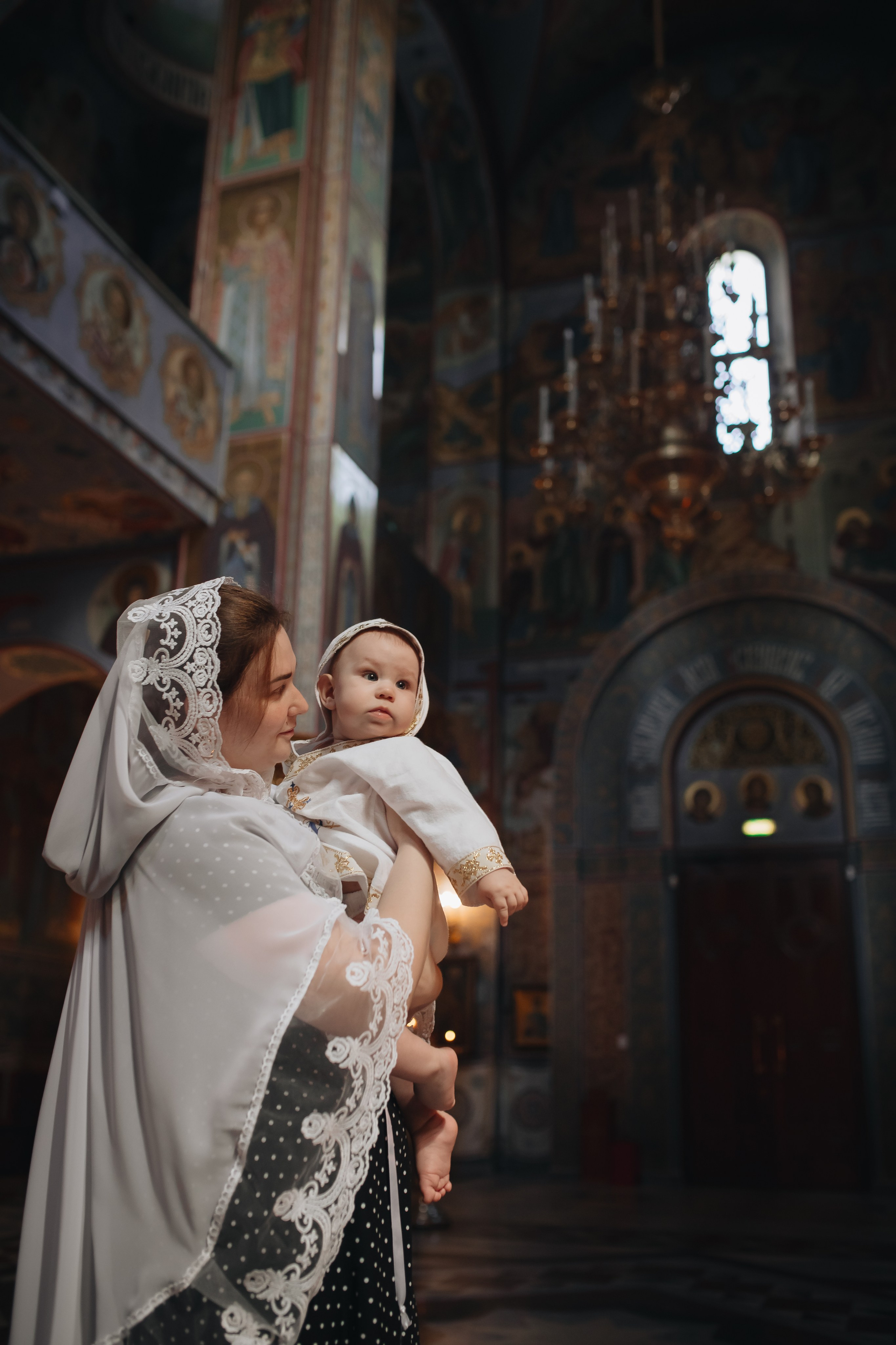 Крещение Ивана в темном храме. Семейный и детский фотограф в Москве Дорогова Екатерина