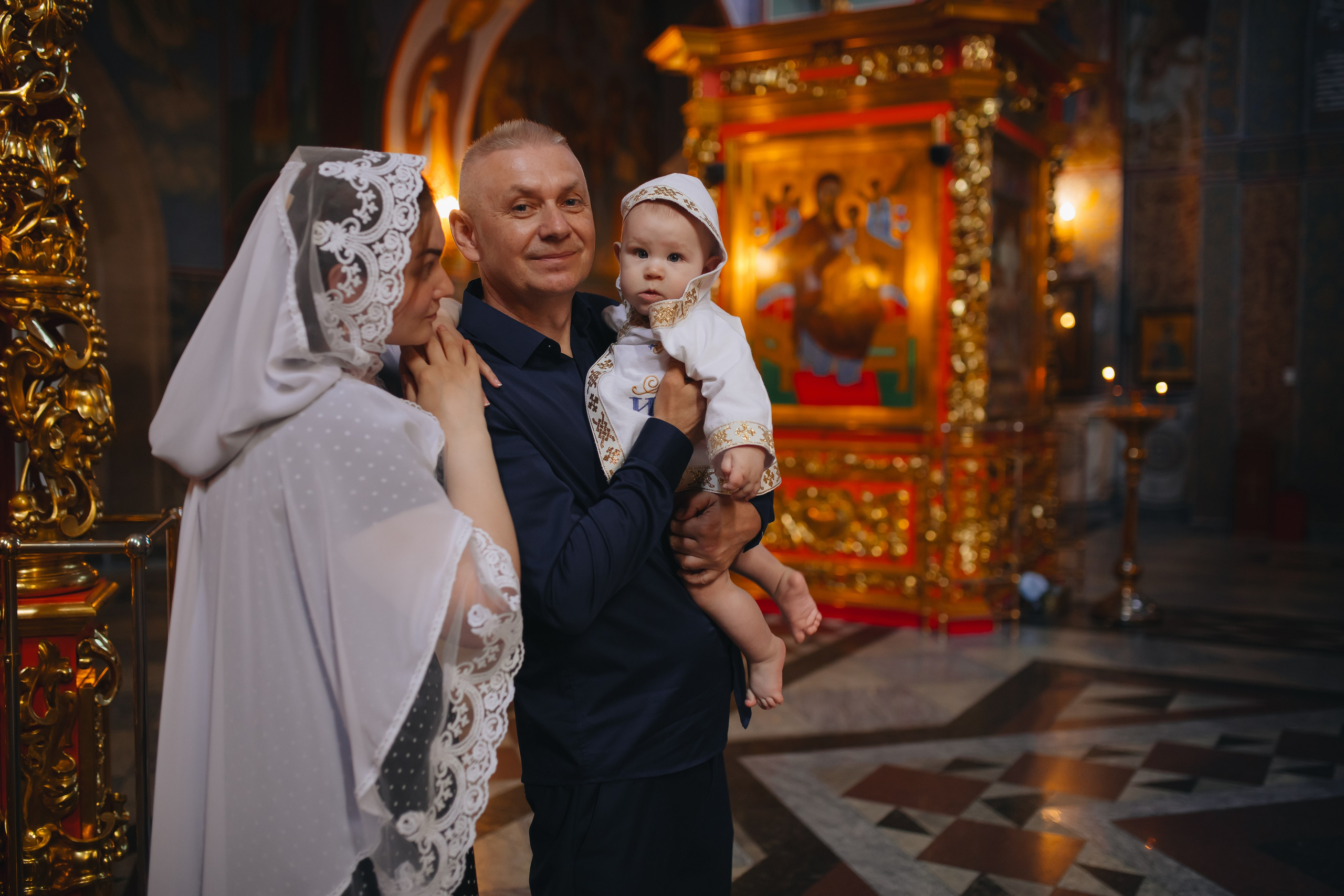Крещение Ивана в темном храме. Семейный и детский фотограф в Москве Дорогова Екатерина