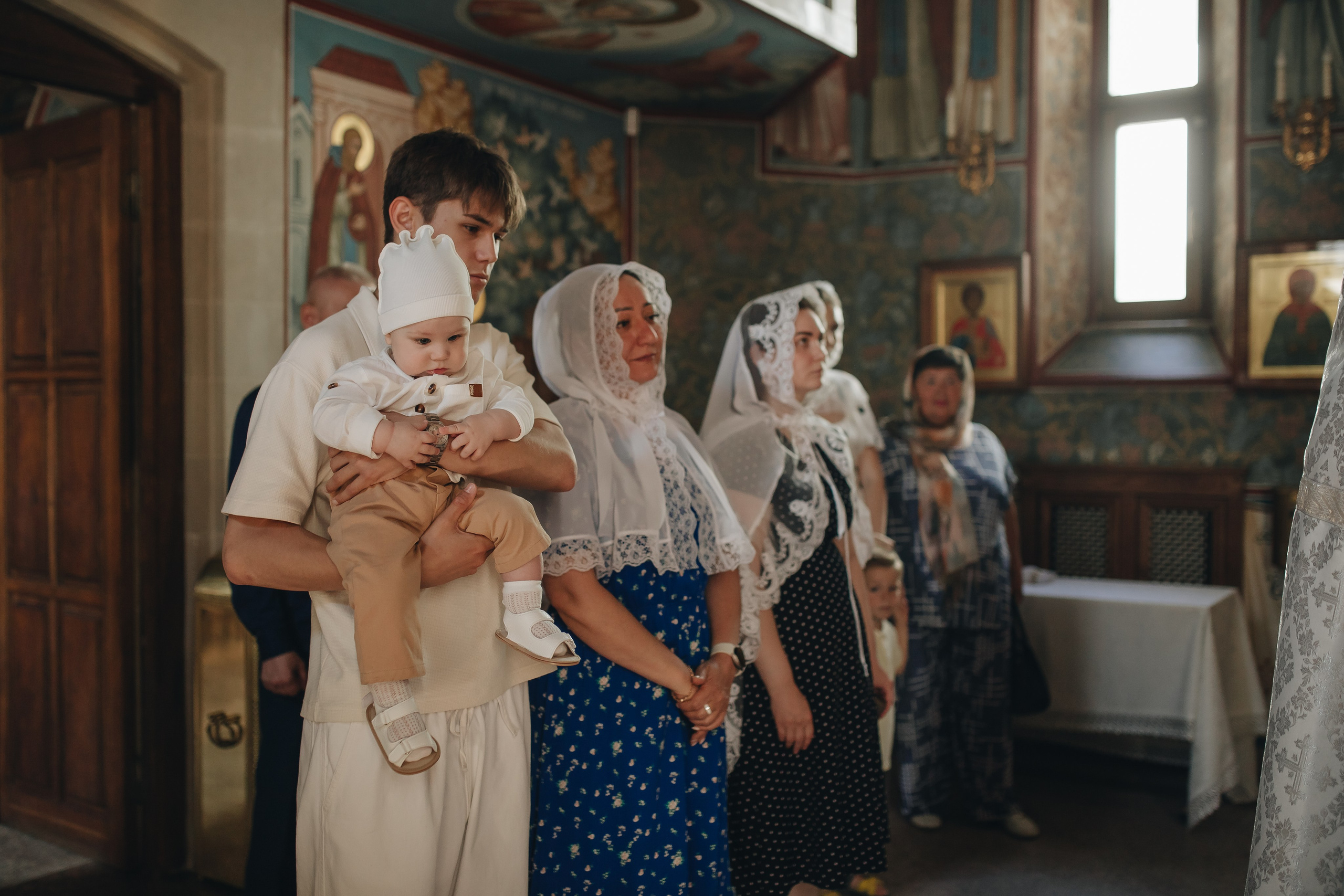 Крещение Ивана в темном храме. Семейный и детский фотограф в Москве Дорогова Екатерина