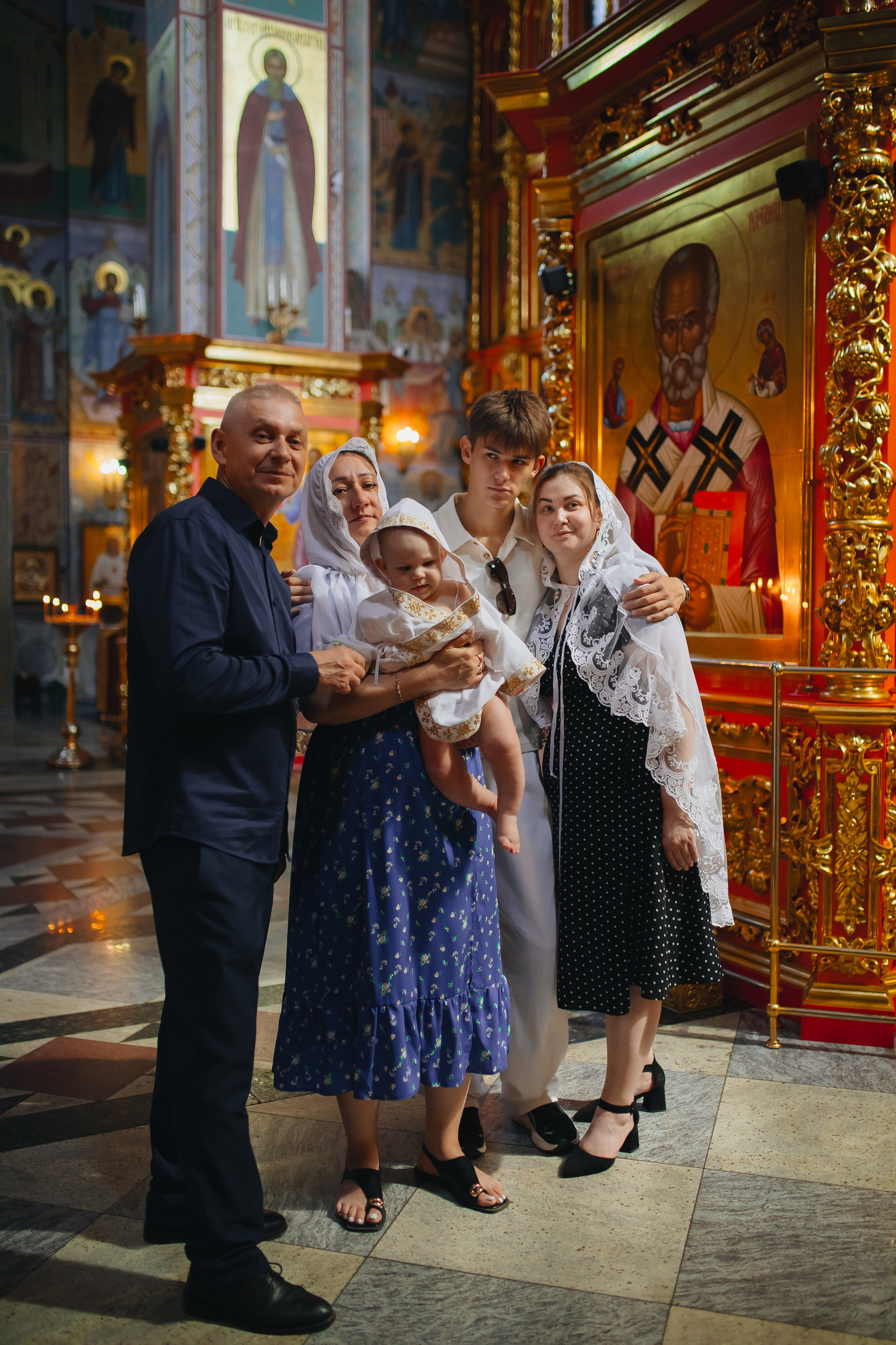 Крещение Ивана в темном храме. Семейный и детский фотограф в Москве Дорогова Екатерина