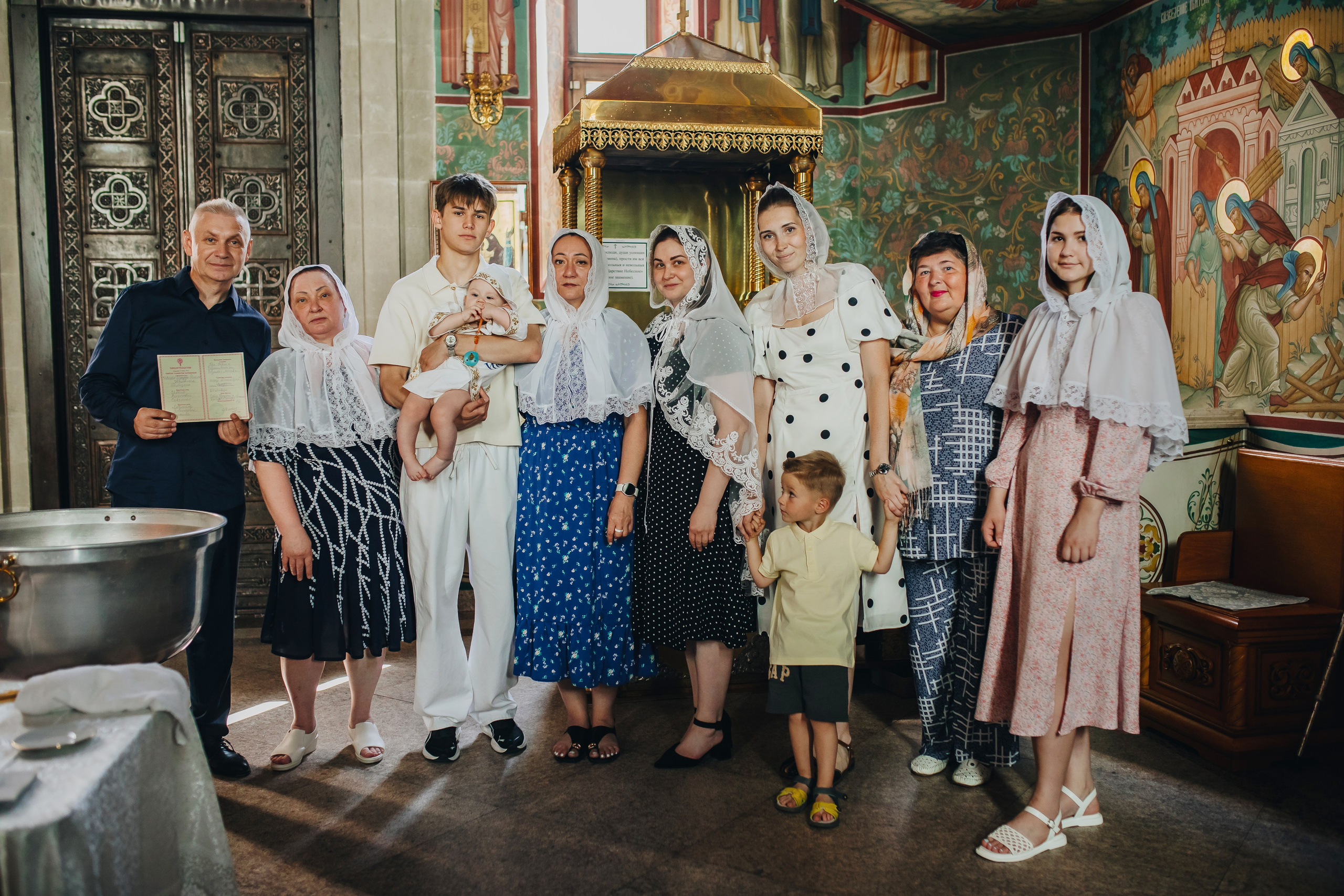 Крещение Ивана в темном храме. Семейный и детский фотограф в Москве Дорогова Екатерина