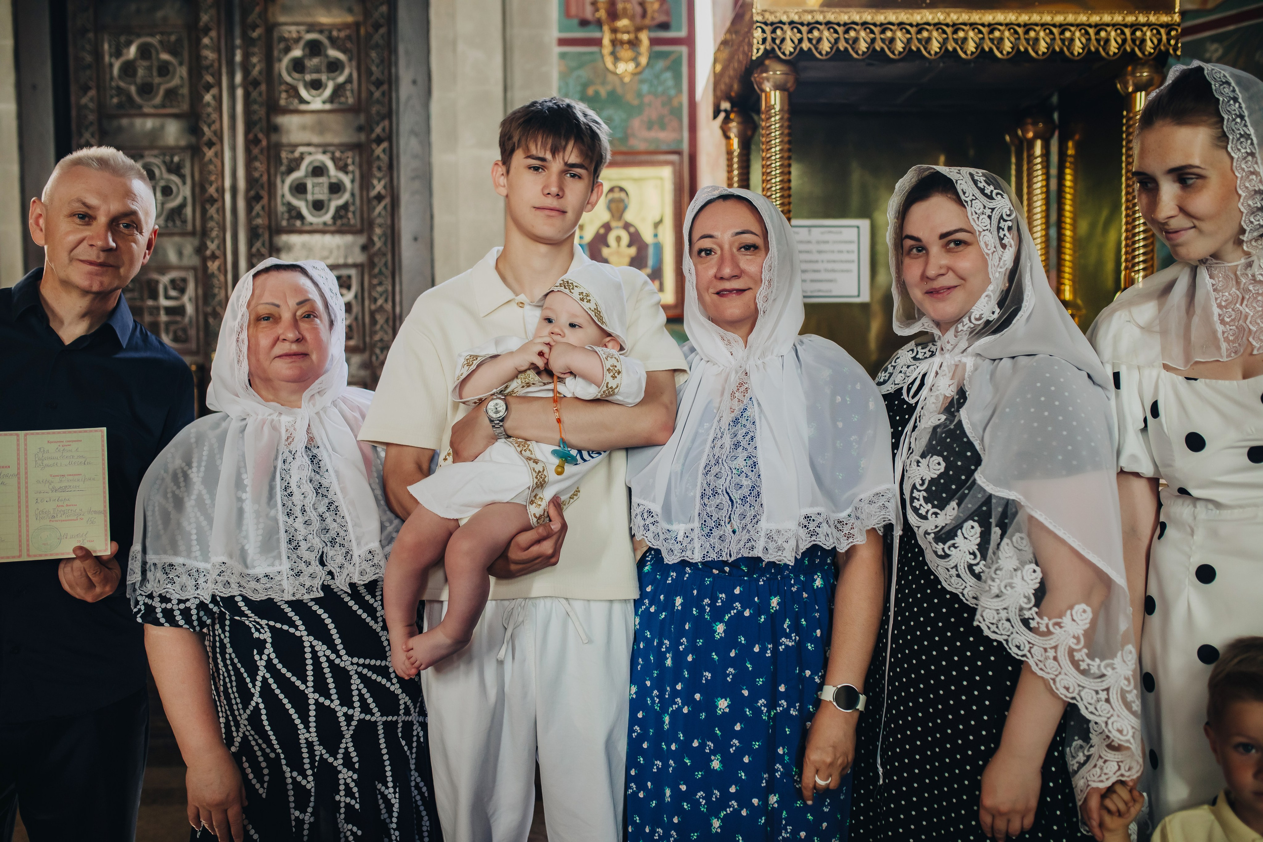 Крещение Ивана в темном храме. Семейный и детский фотограф в Москве Дорогова Екатерина