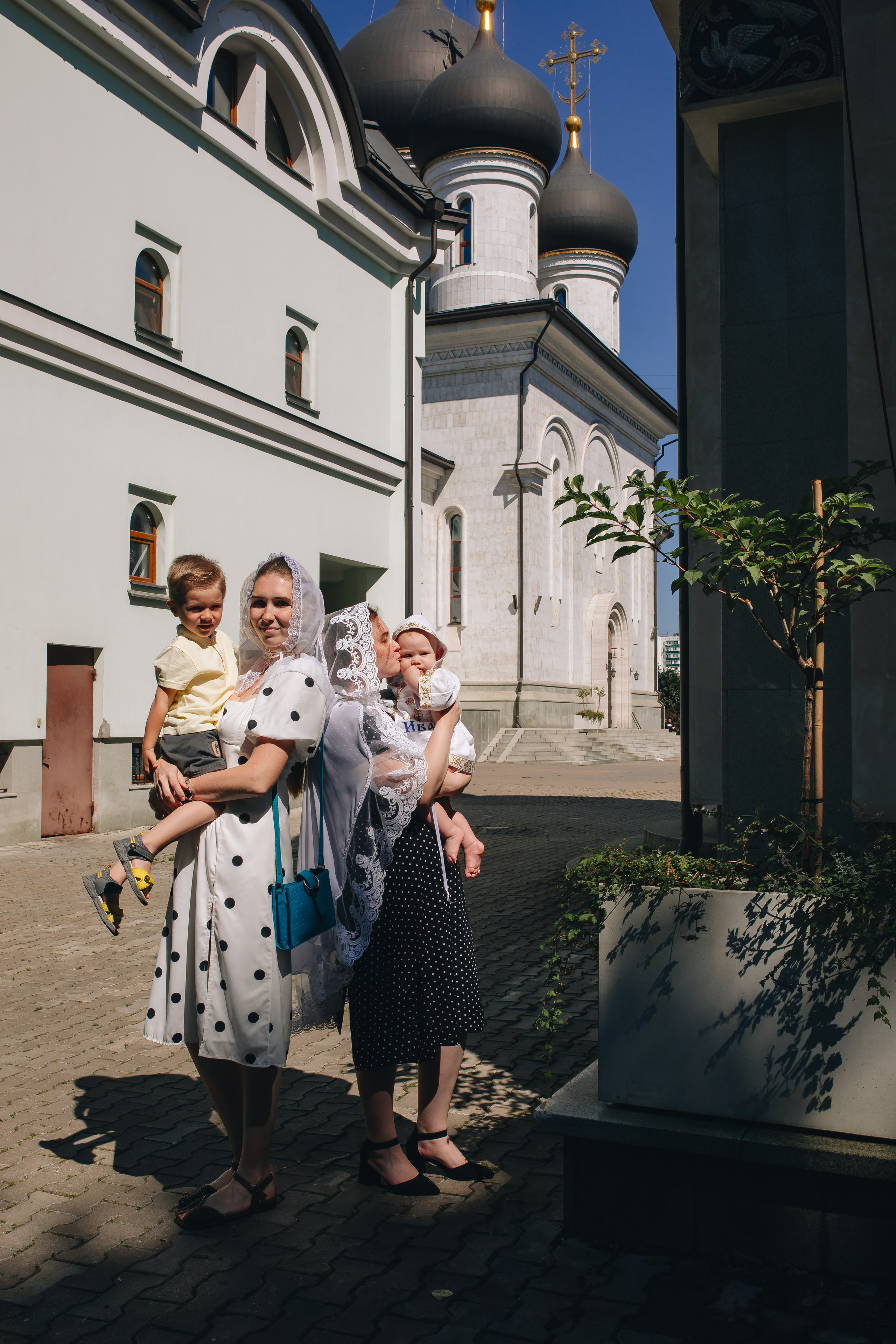 Крещение Ивана в темном храме. Семейный и детский фотограф в Москве Дорогова Екатерина