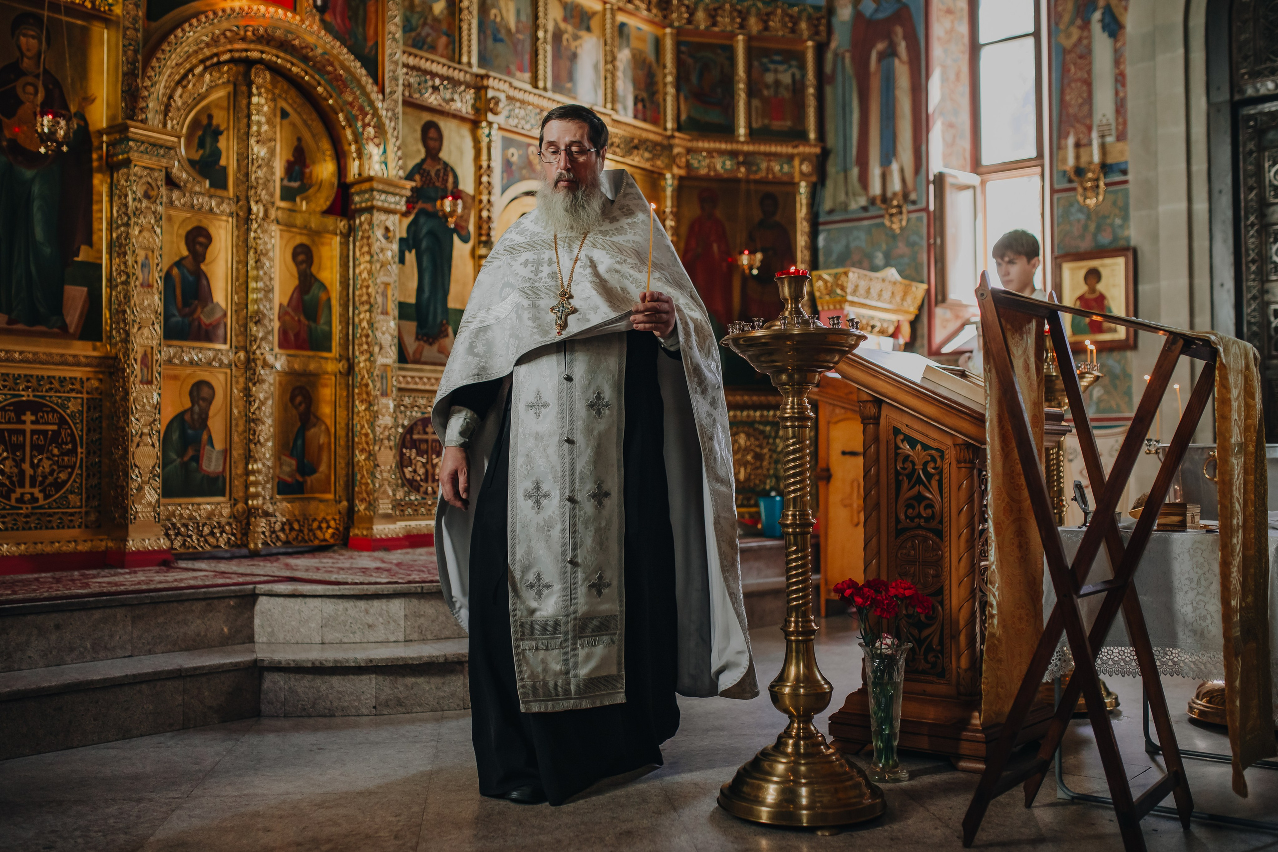 Крещение Ивана в темном храме. Семейный и детский фотограф в Москве Дорогова Екатерина