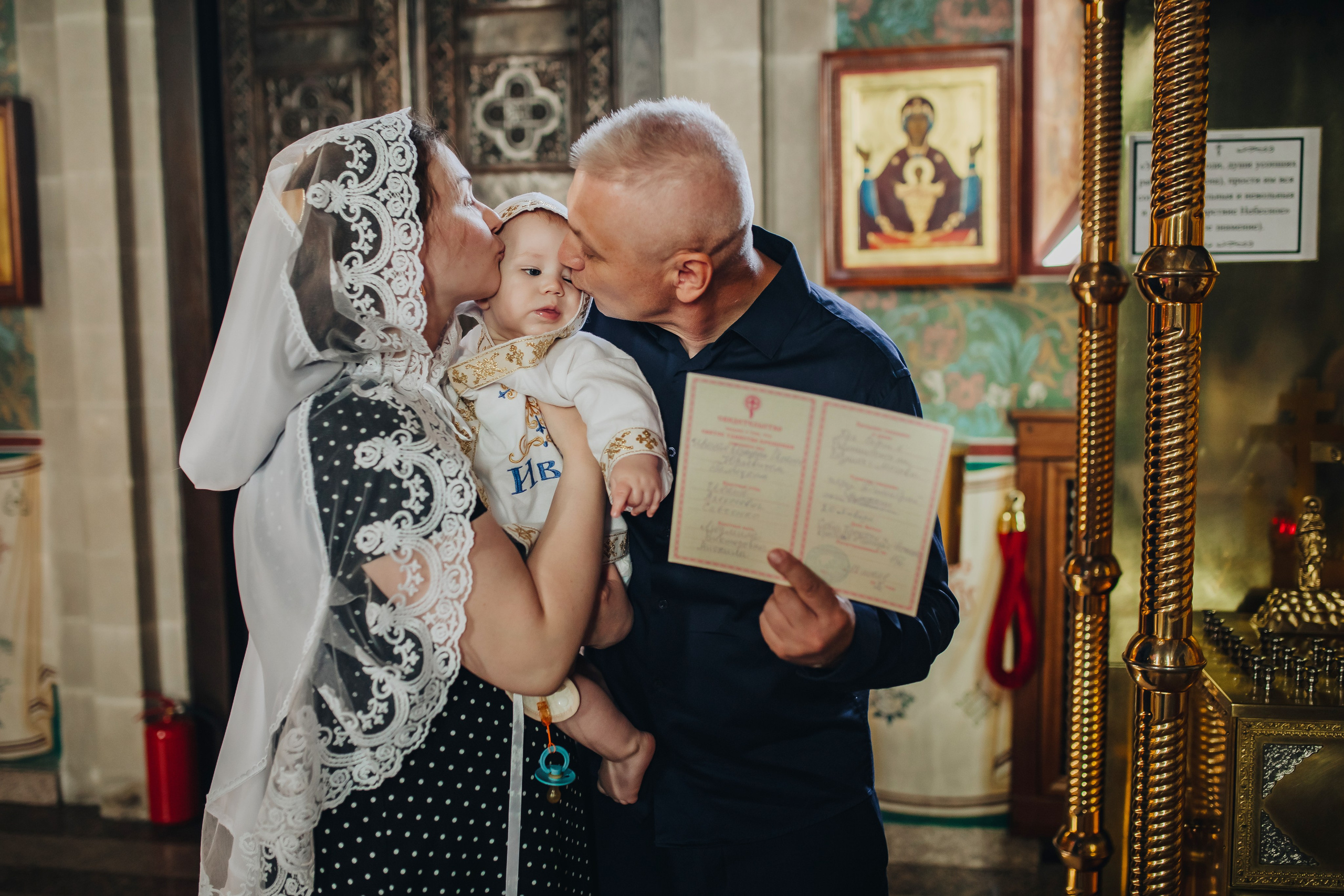 Крещение Ивана в темном храме. Семейный и детский фотограф в Москве Дорогова Екатерина