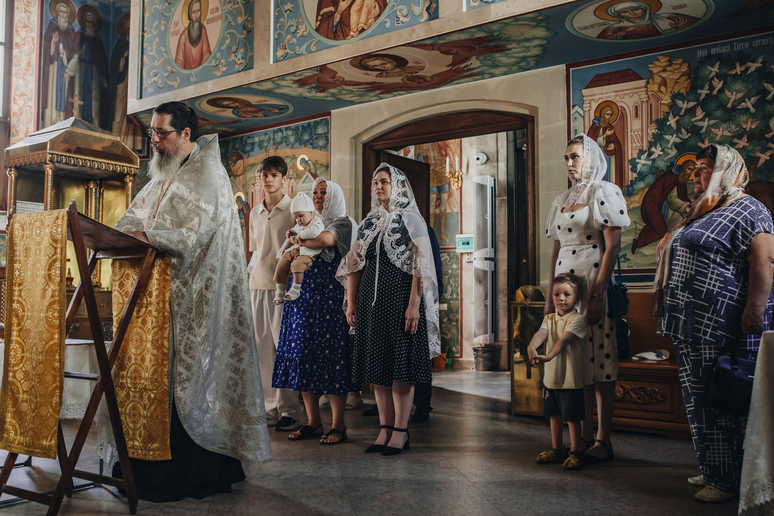 Крещение Ивана в темном храме. Семейный и детский фотограф в Москве Дорогова Екатерина
