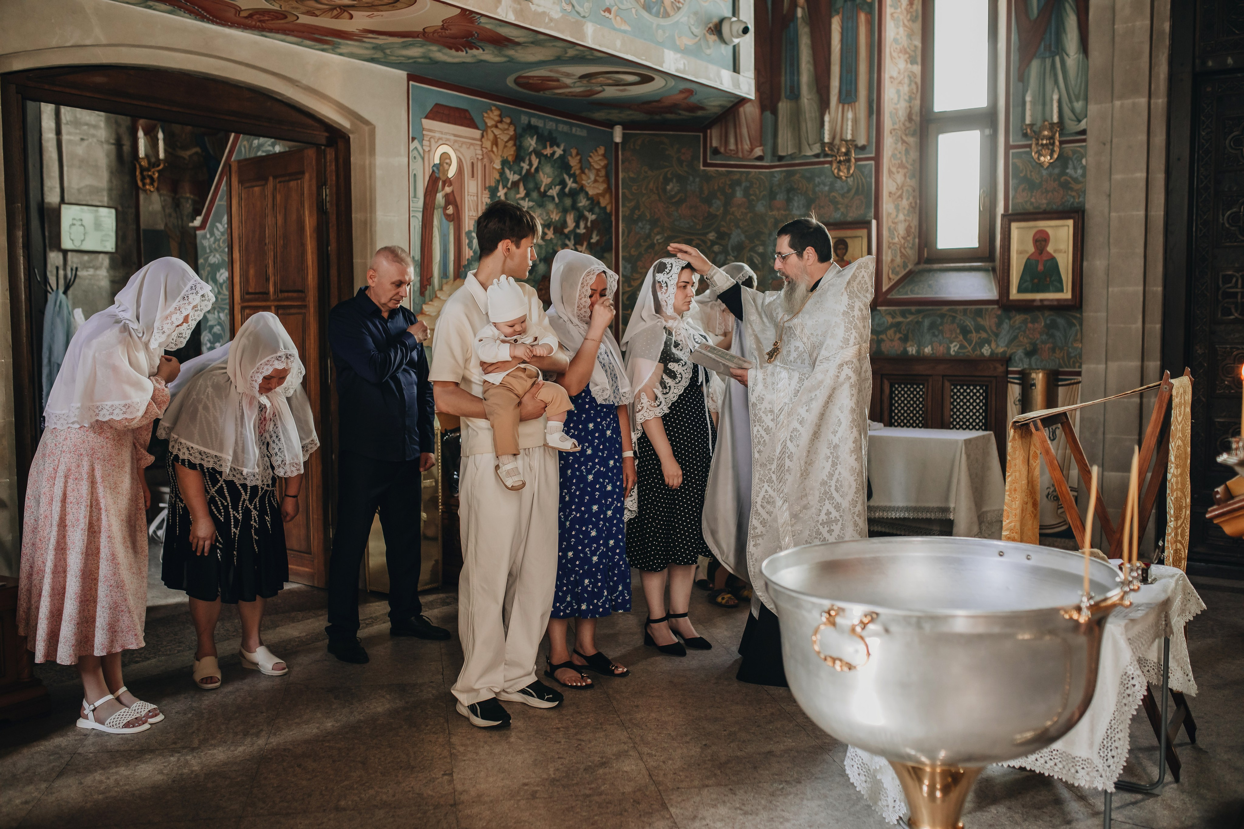Крещение Ивана в темном храме. Семейный и детский фотограф в Москве Дорогова Екатерина
