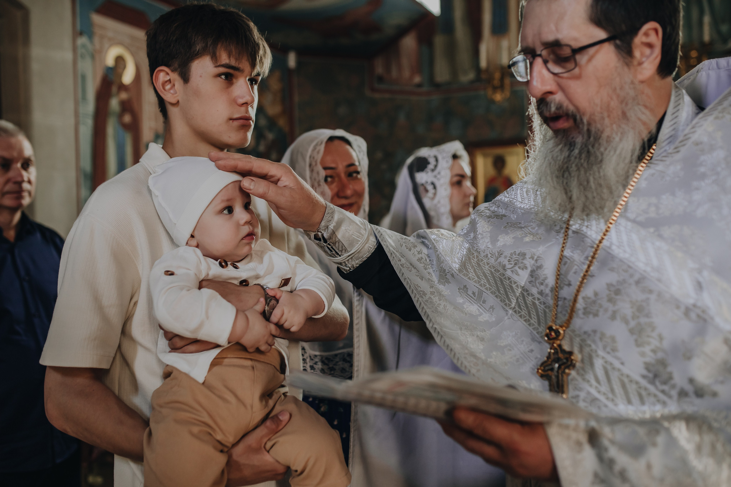 Крещение Ивана в темном храме. Семейный и детский фотограф в Москве Дорогова Екатерина