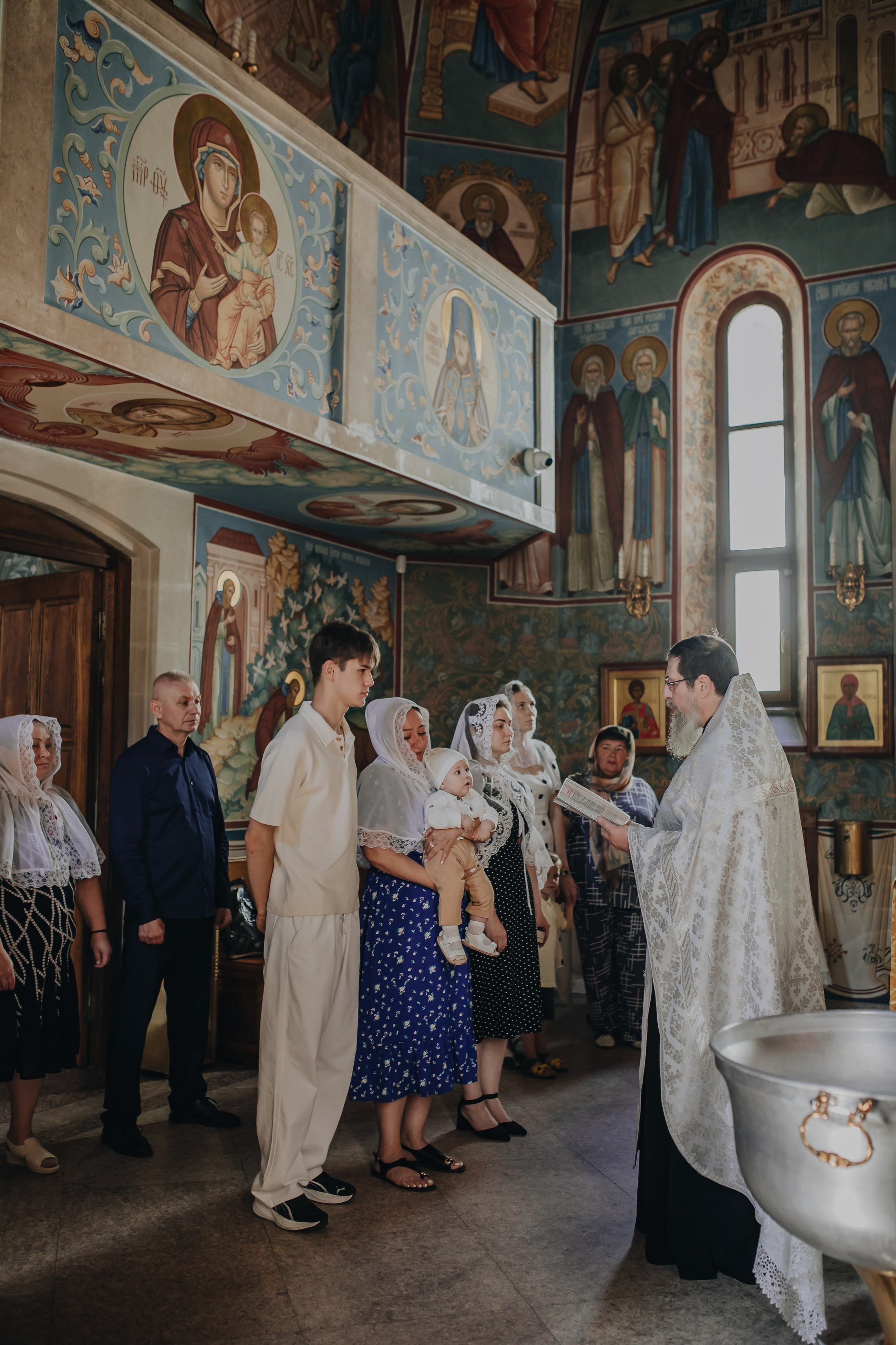 Крещение Ивана в темном храме. Семейный и детский фотограф в Москве Дорогова Екатерина