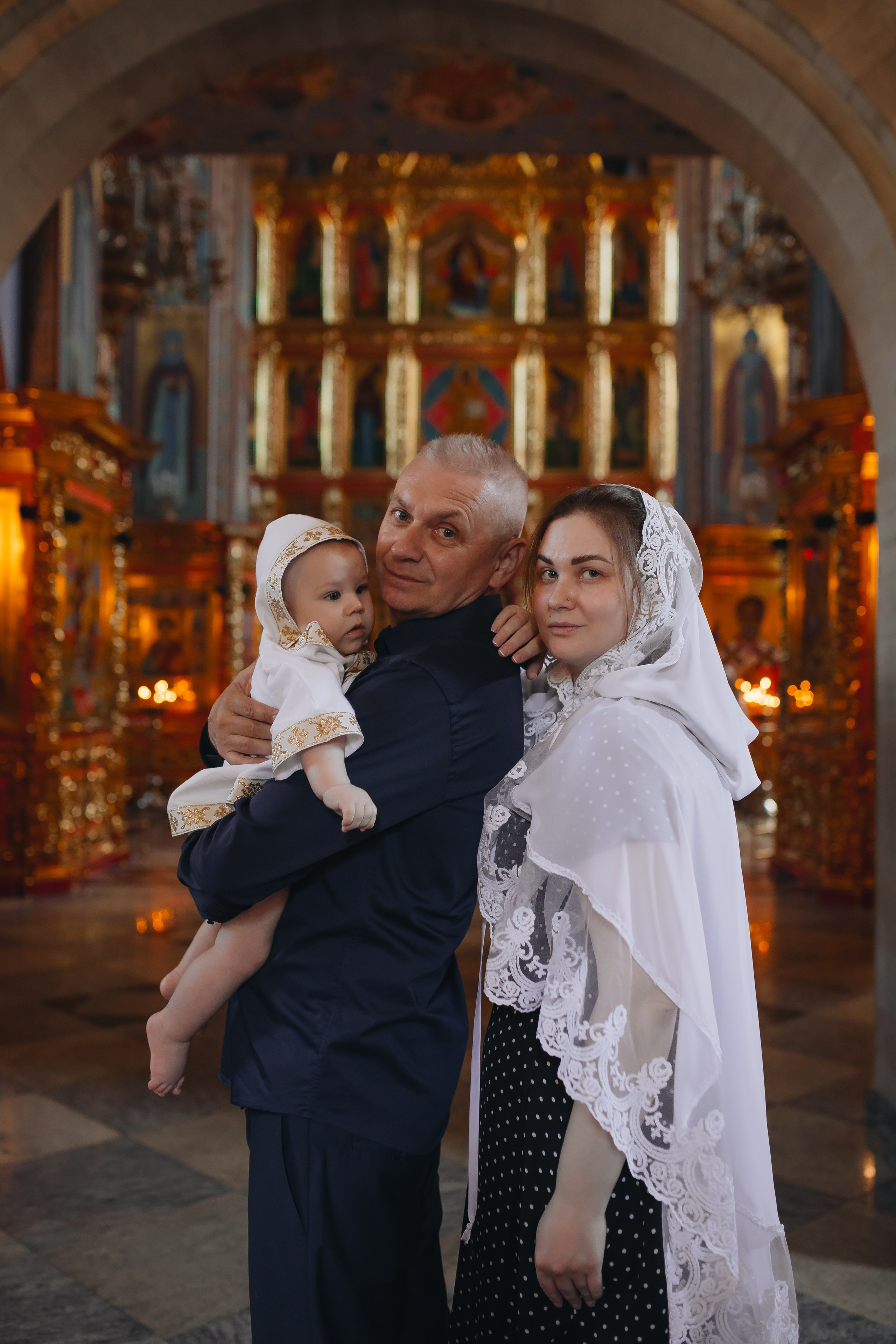 Крещение Ивана в темном храме. Семейный и детский фотограф в Москве Дорогова Екатерина