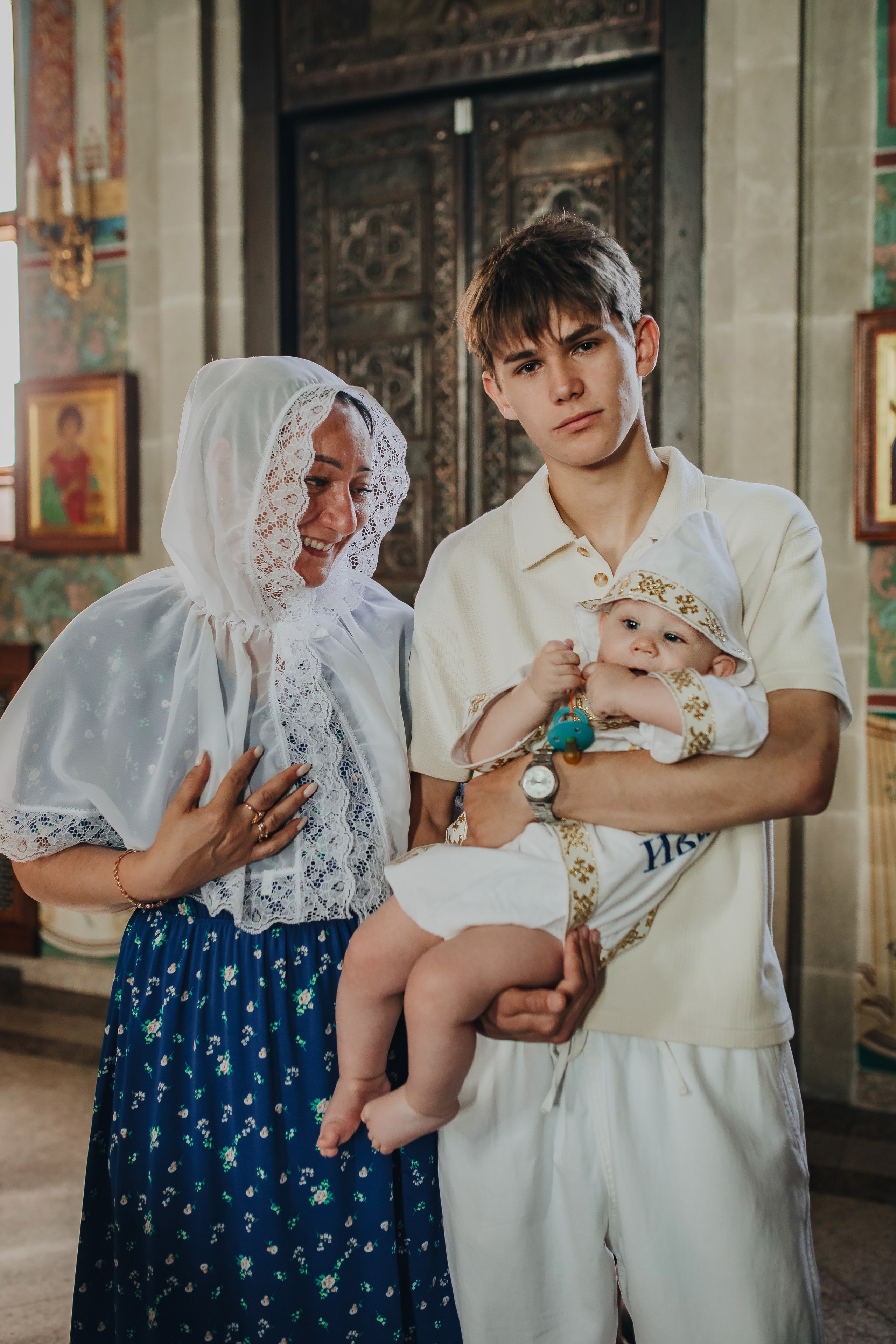 Крещение Ивана в темном храме. Семейный и детский фотограф в Москве Дорогова Екатерина