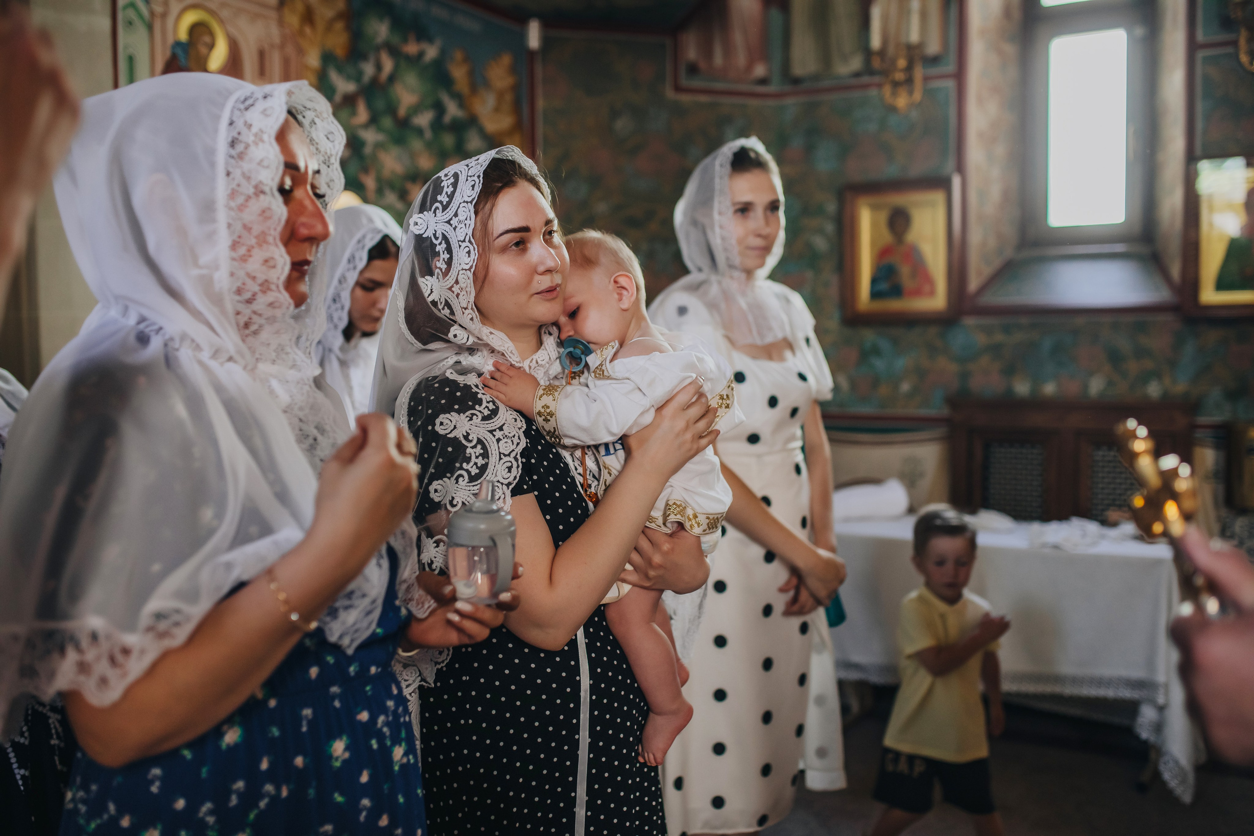 Крещение Ивана в темном храме. Семейный и детский фотограф в Москве Дорогова Екатерина