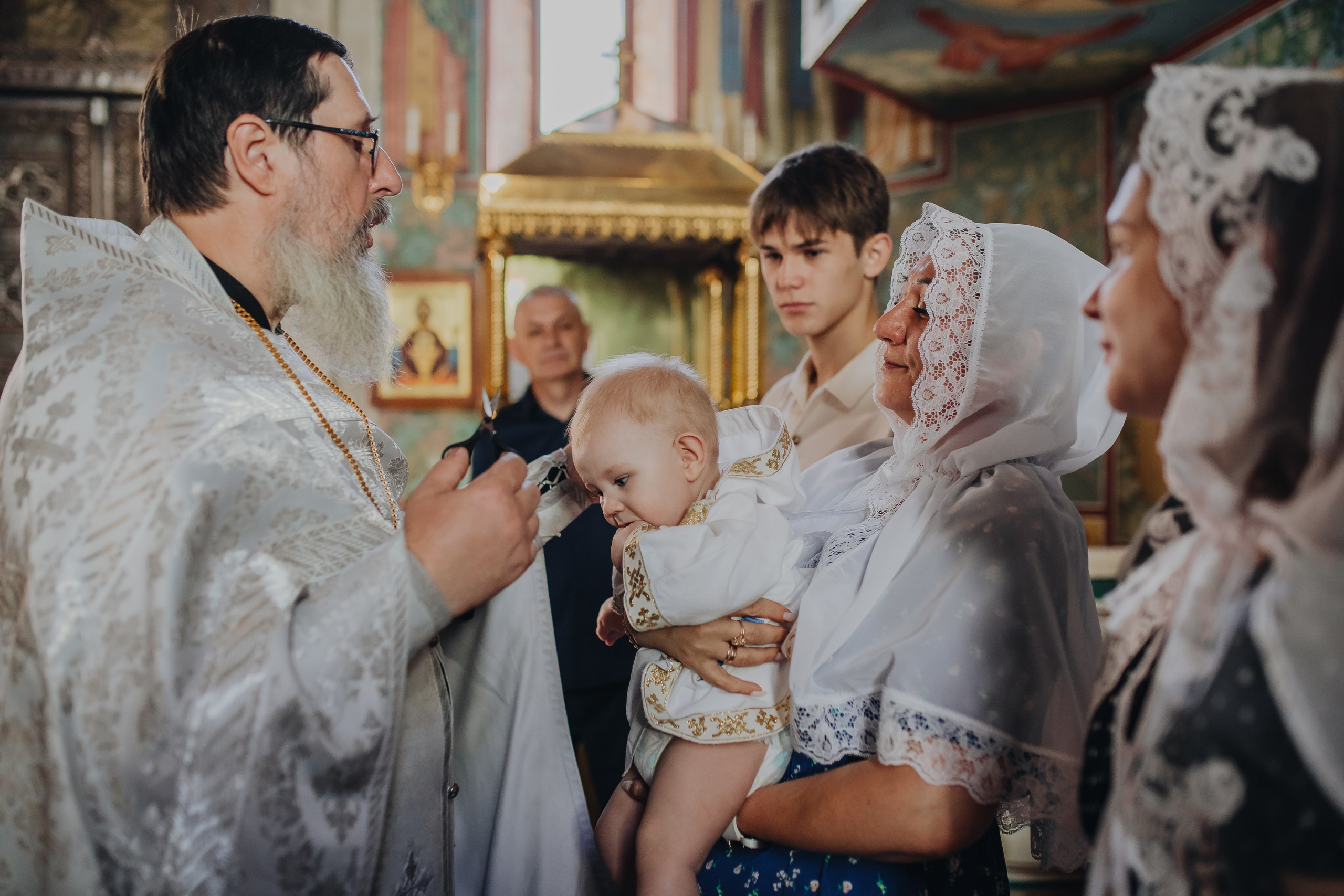 Крещение Ивана в темном храме. Семейный и детский фотограф в Москве Дорогова Екатерина
