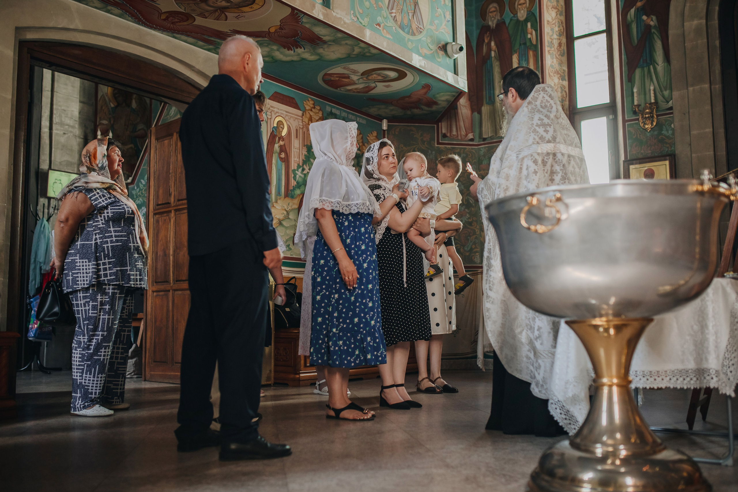 Крещение Ивана в темном храме. Семейный и детский фотограф в Москве Дорогова Екатерина
