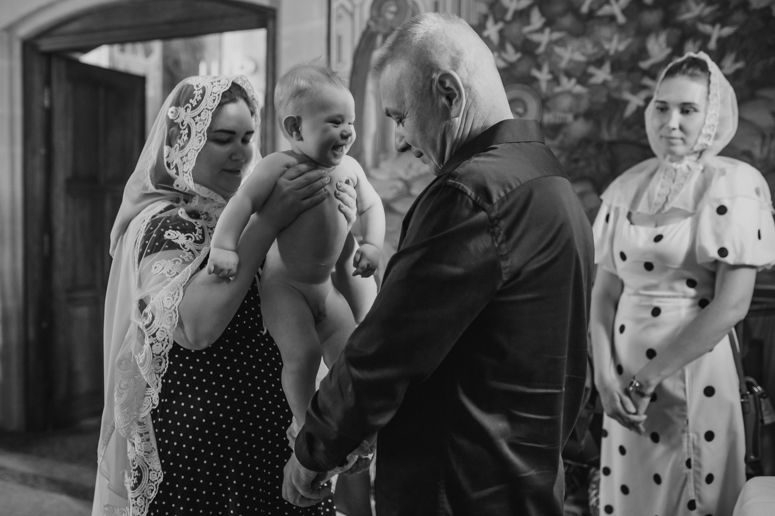 Крещение Ивана в темном храме. Семейный и детский фотограф в Москве Дорогова Екатерина