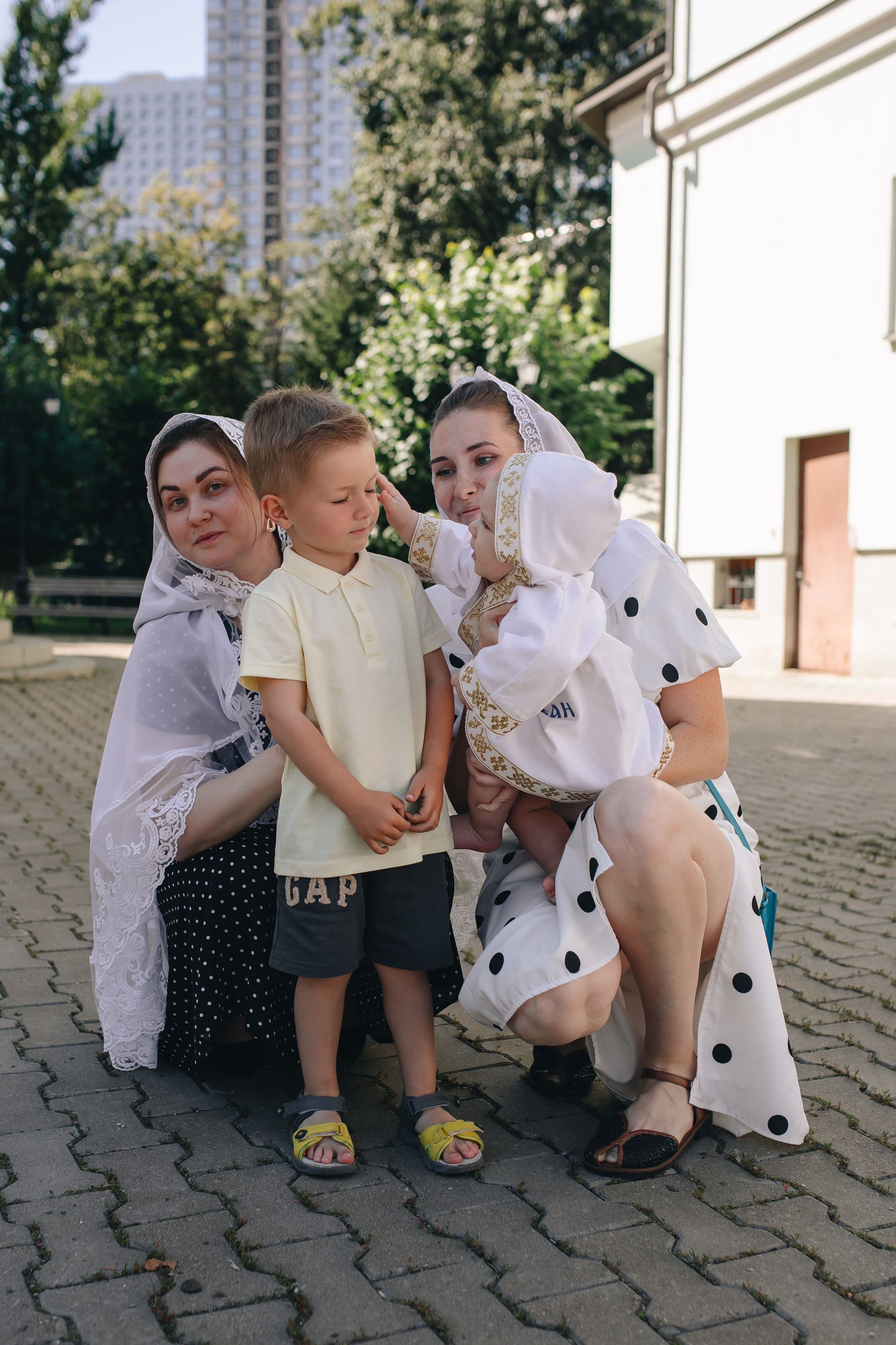 Крещение Ивана в темном храме. Семейный и детский фотограф в Москве Дорогова Екатерина