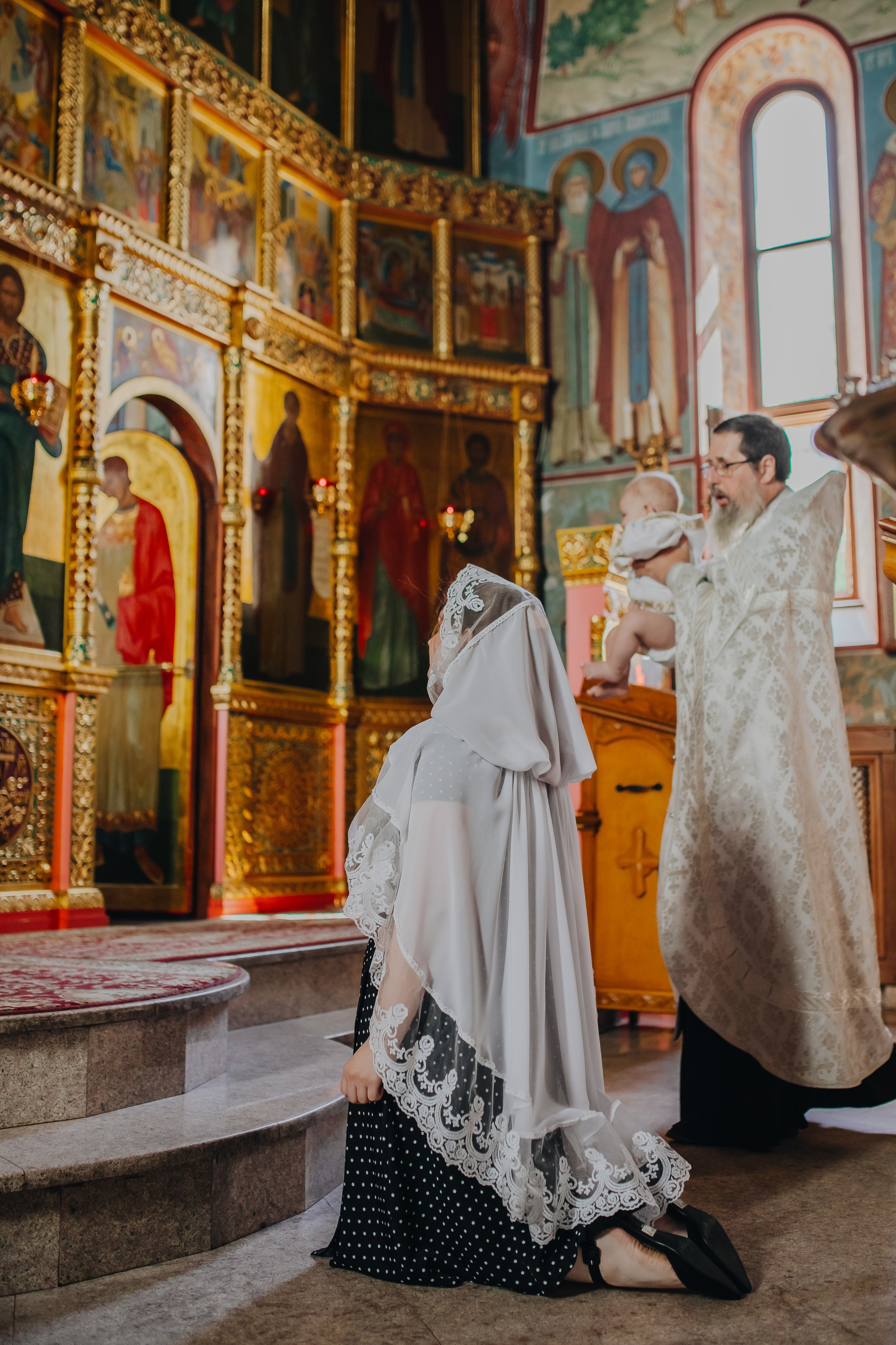 Крещение Ивана в темном храме. Семейный и детский фотограф в Москве Дорогова Екатерина