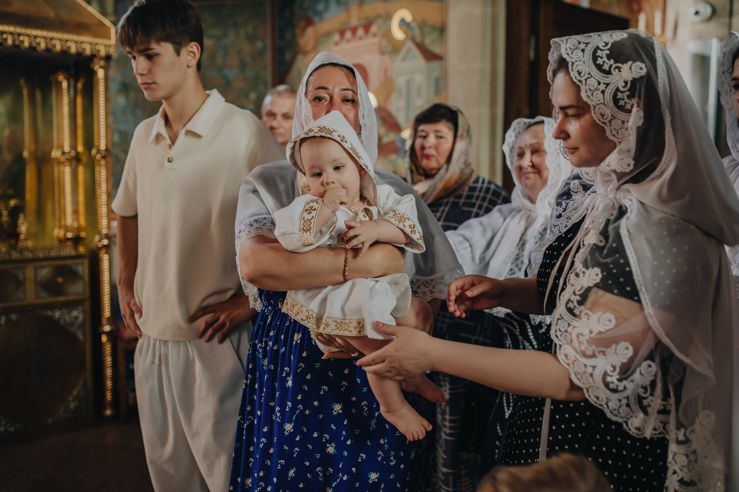 Крещение Ивана в темном храме. Семейный и детский фотограф в Москве Дорогова Екатерина
