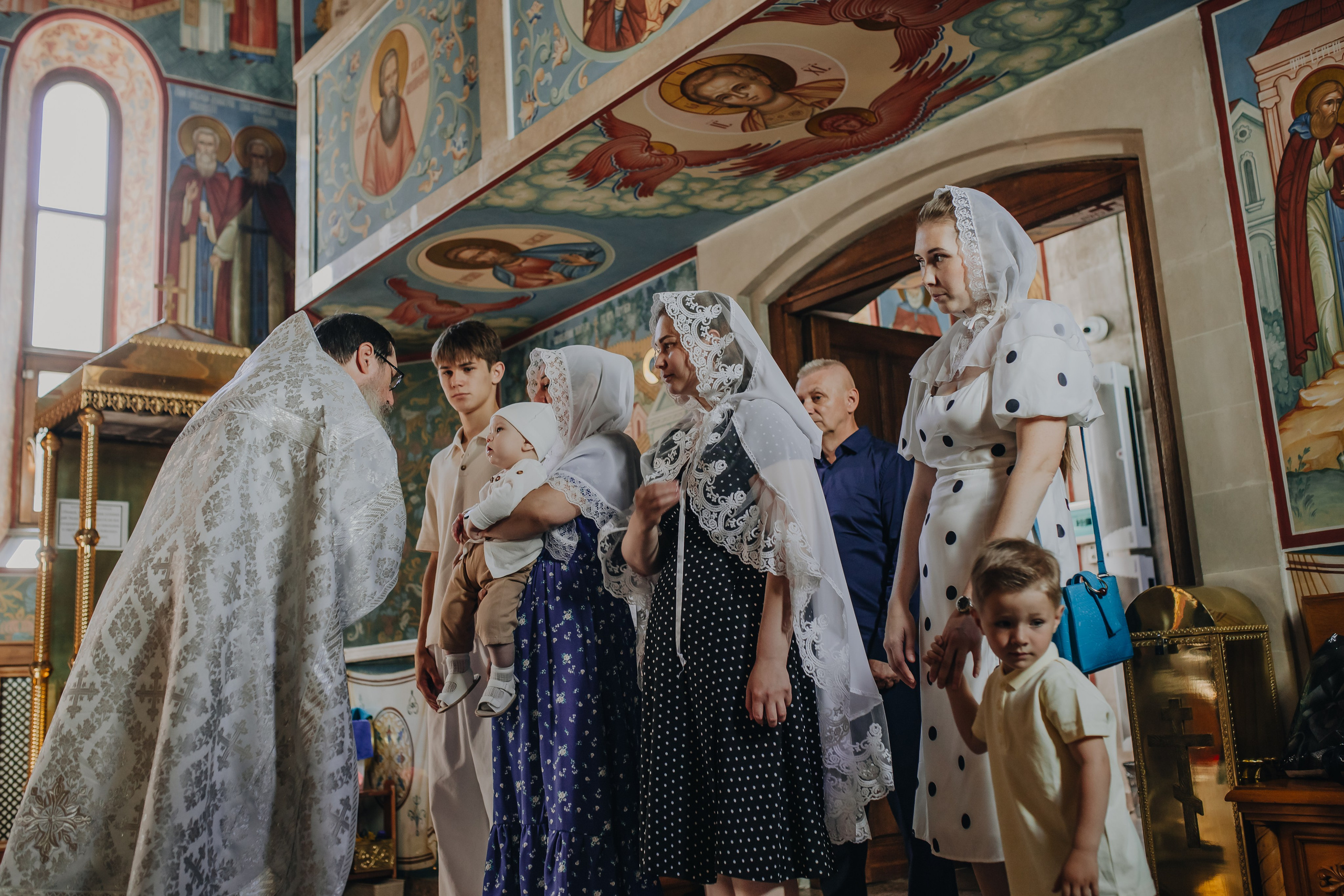 Крещение Ивана в темном храме. Семейный и детский фотограф в Москве Дорогова Екатерина