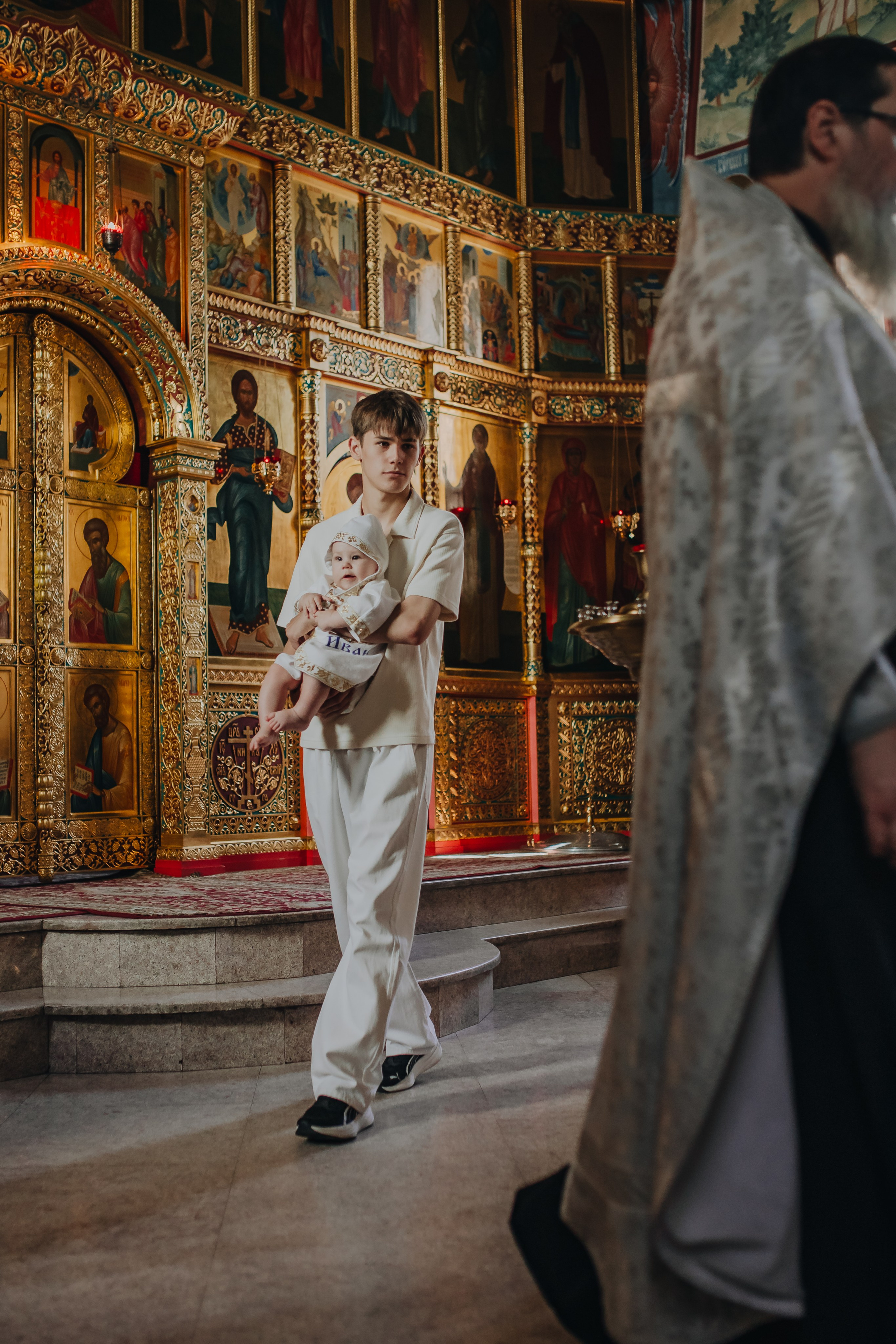 Крещение Ивана в темном храме. Семейный и детский фотограф в Москве Дорогова Екатерина