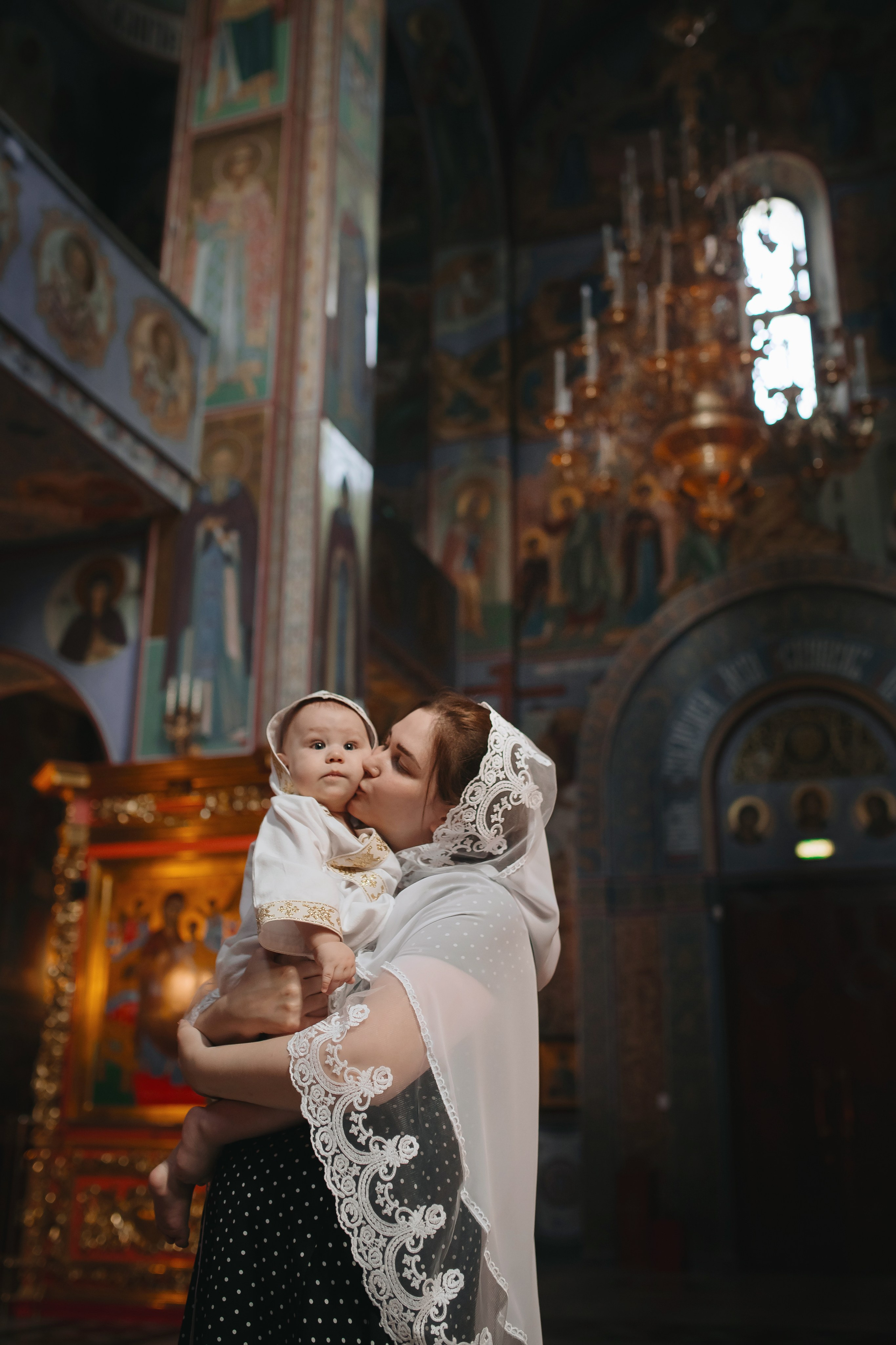 Крещение Ивана в темном храме. Семейный и детский фотограф в Москве Дорогова Екатерина