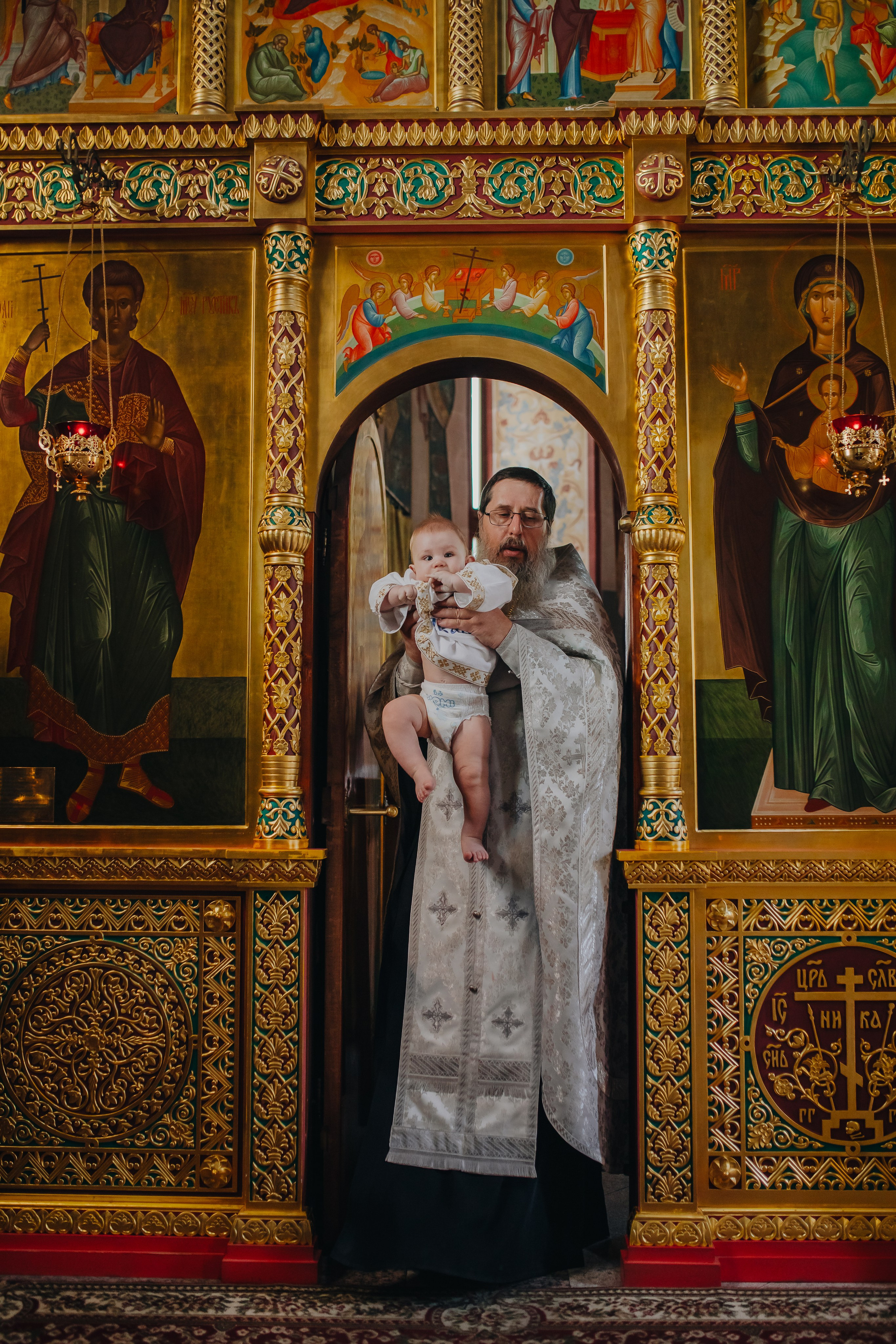 Крещение Ивана в темном храме. Семейный и детский фотограф в Москве Дорогова Екатерина