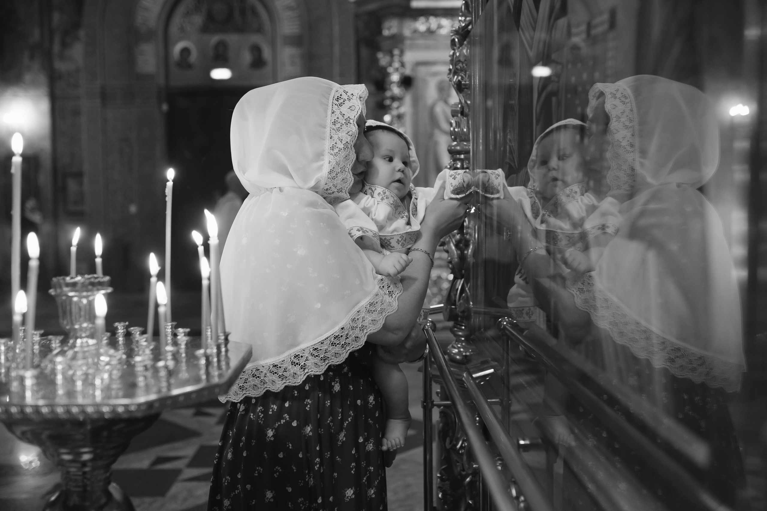 Крещение Ивана в темном храме. Семейный и детский фотограф в Москве Дорогова Екатерина