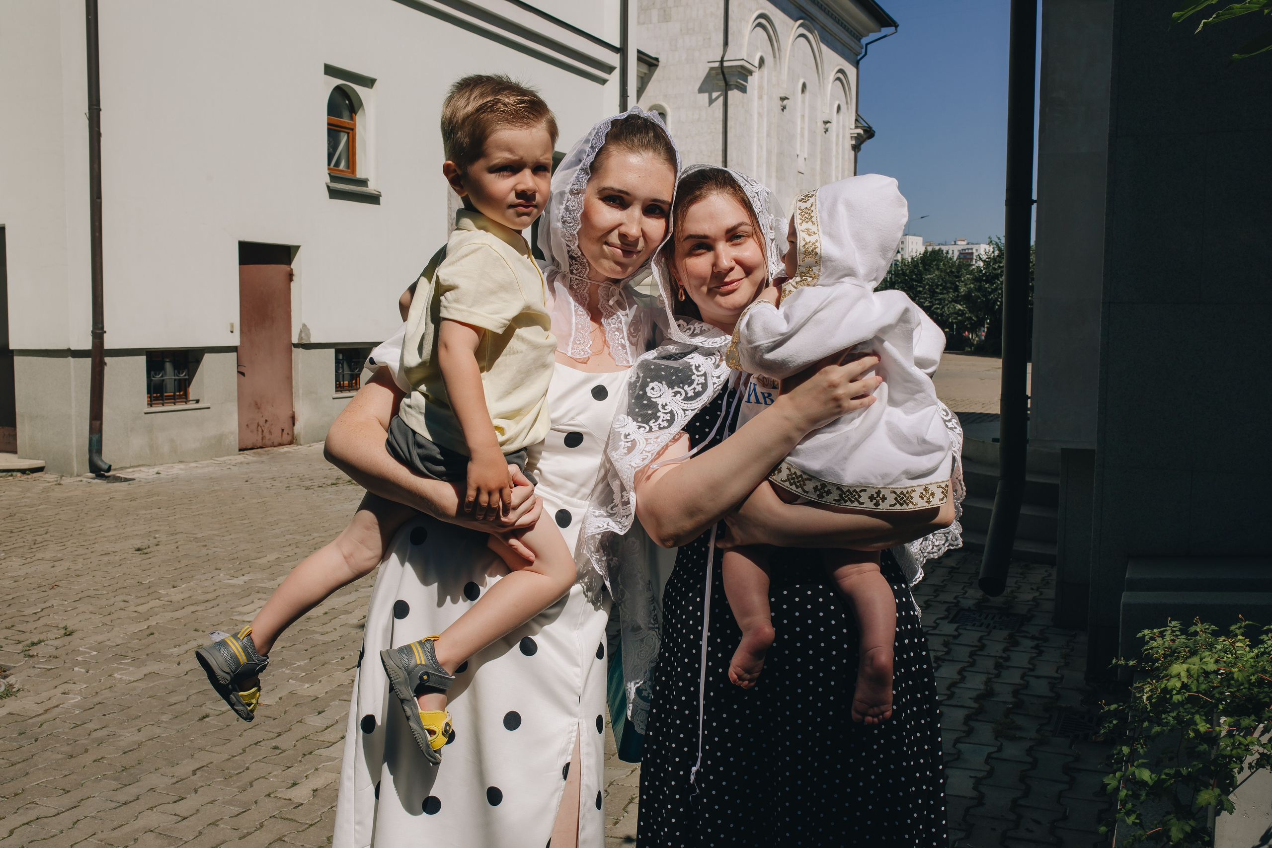 Крещение Ивана в темном храме. Семейный и детский фотограф в Москве Дорогова Екатерина