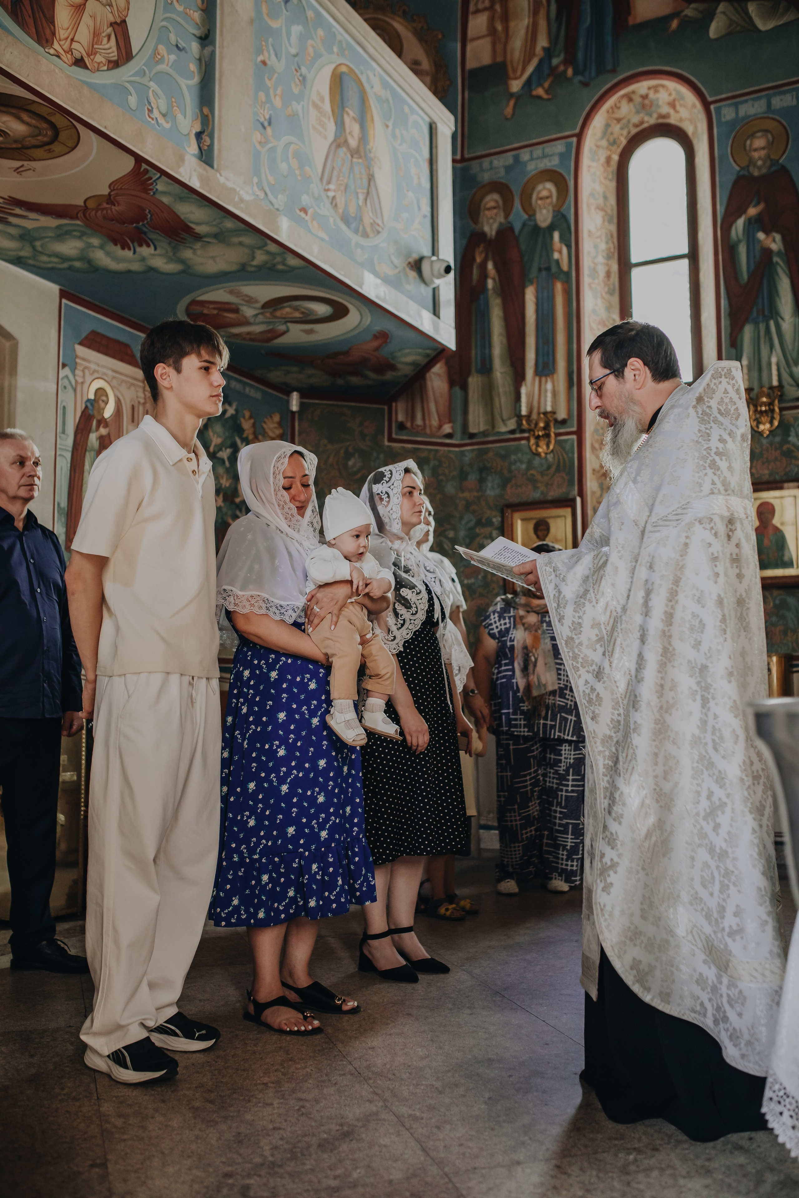 Крещение Ивана в темном храме. Семейный и детский фотограф в Москве Дорогова Екатерина
