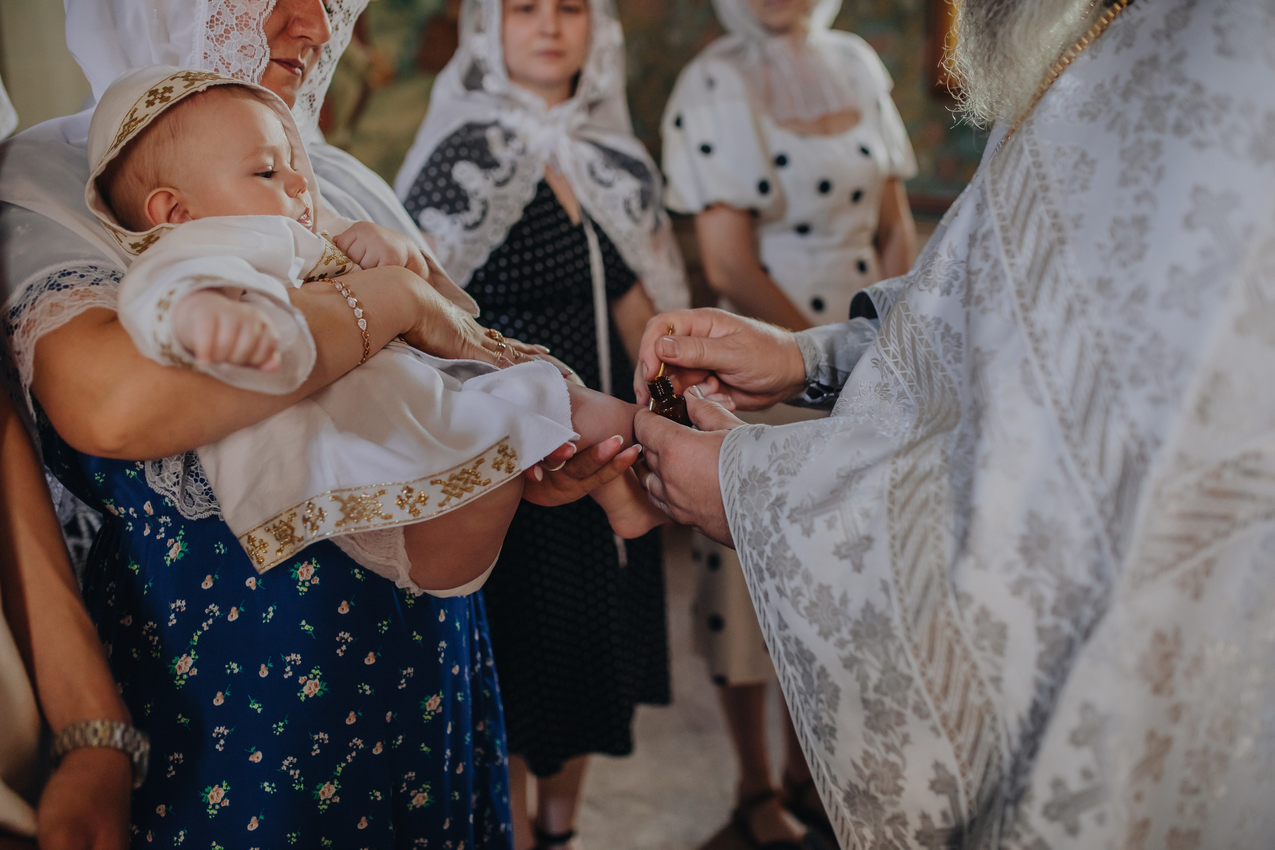 Крещение Ивана в темном храме. Семейный и детский фотограф в Москве Дорогова Екатерина