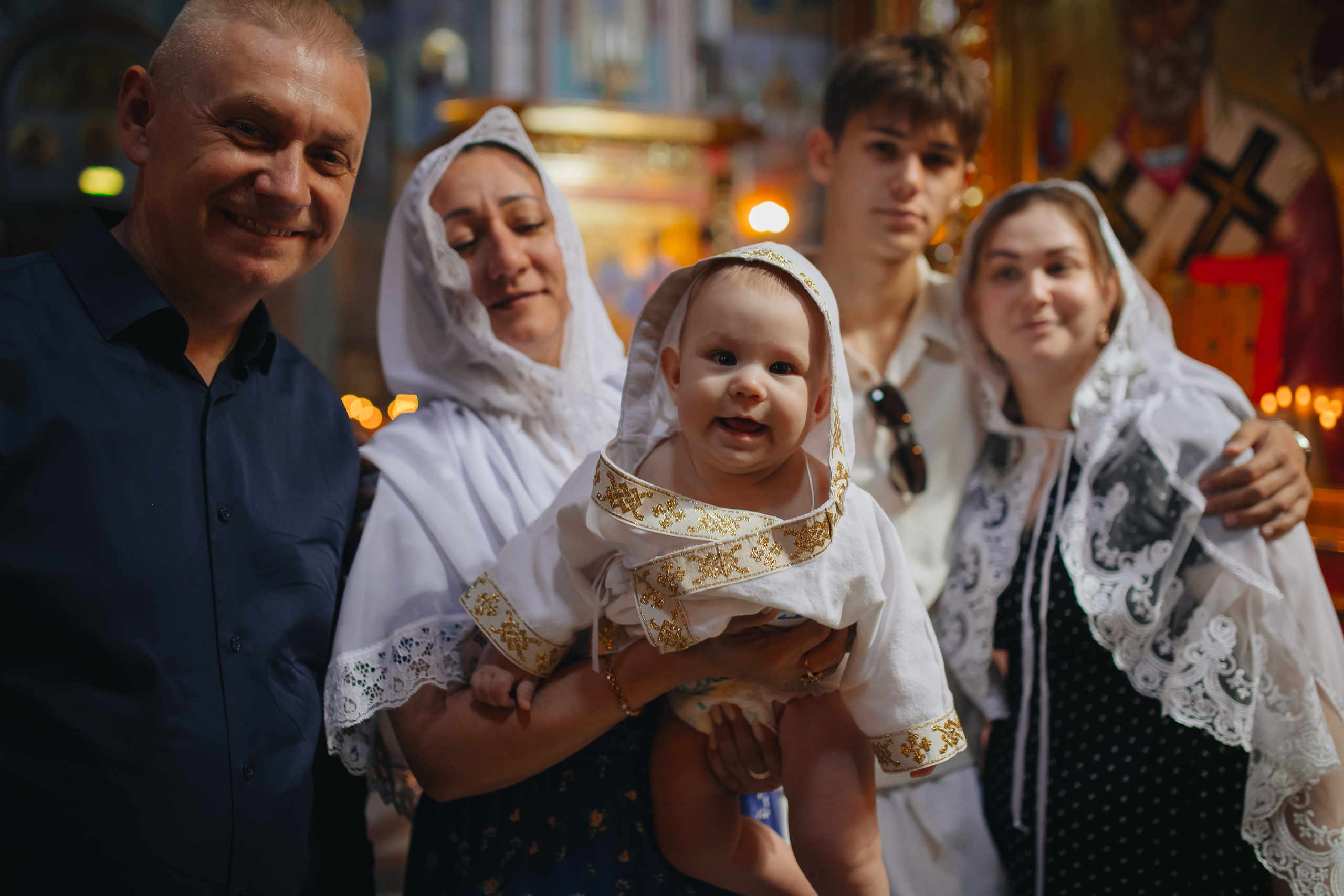 Крещение Ивана в темном храме. Семейный и детский фотограф в Москве Дорогова Екатерина