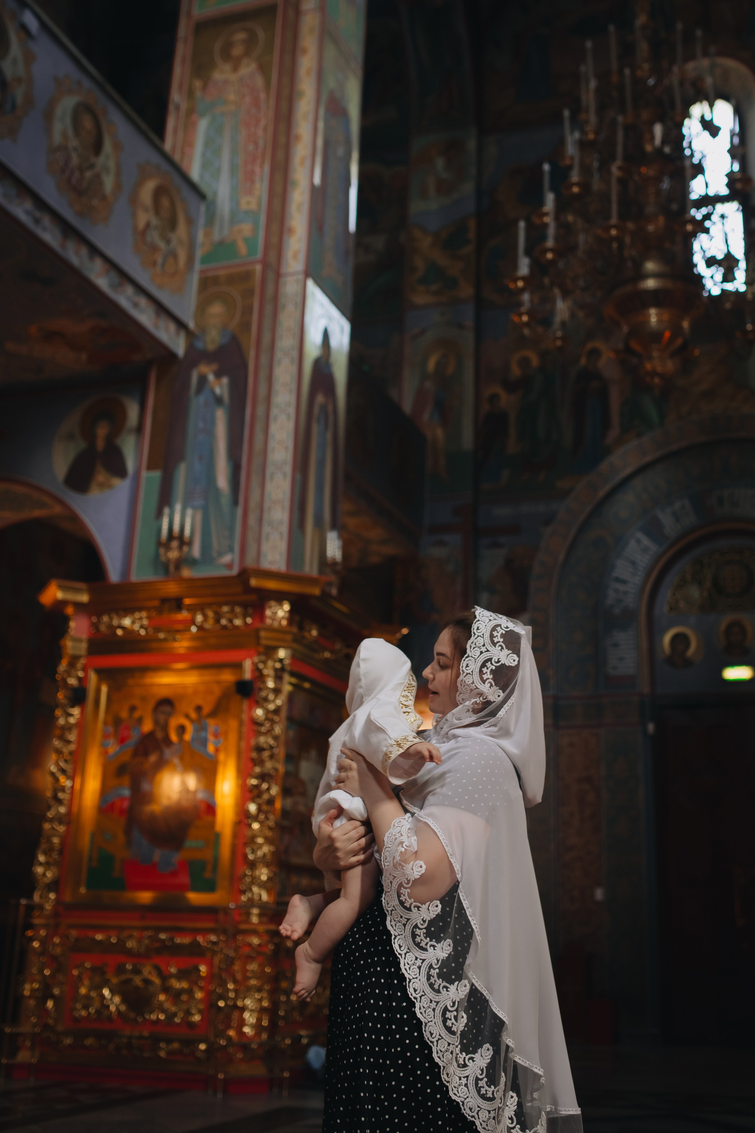 Крещение Ивана в темном храме. Семейный и детский фотограф в Москве Дорогова Екатерина
