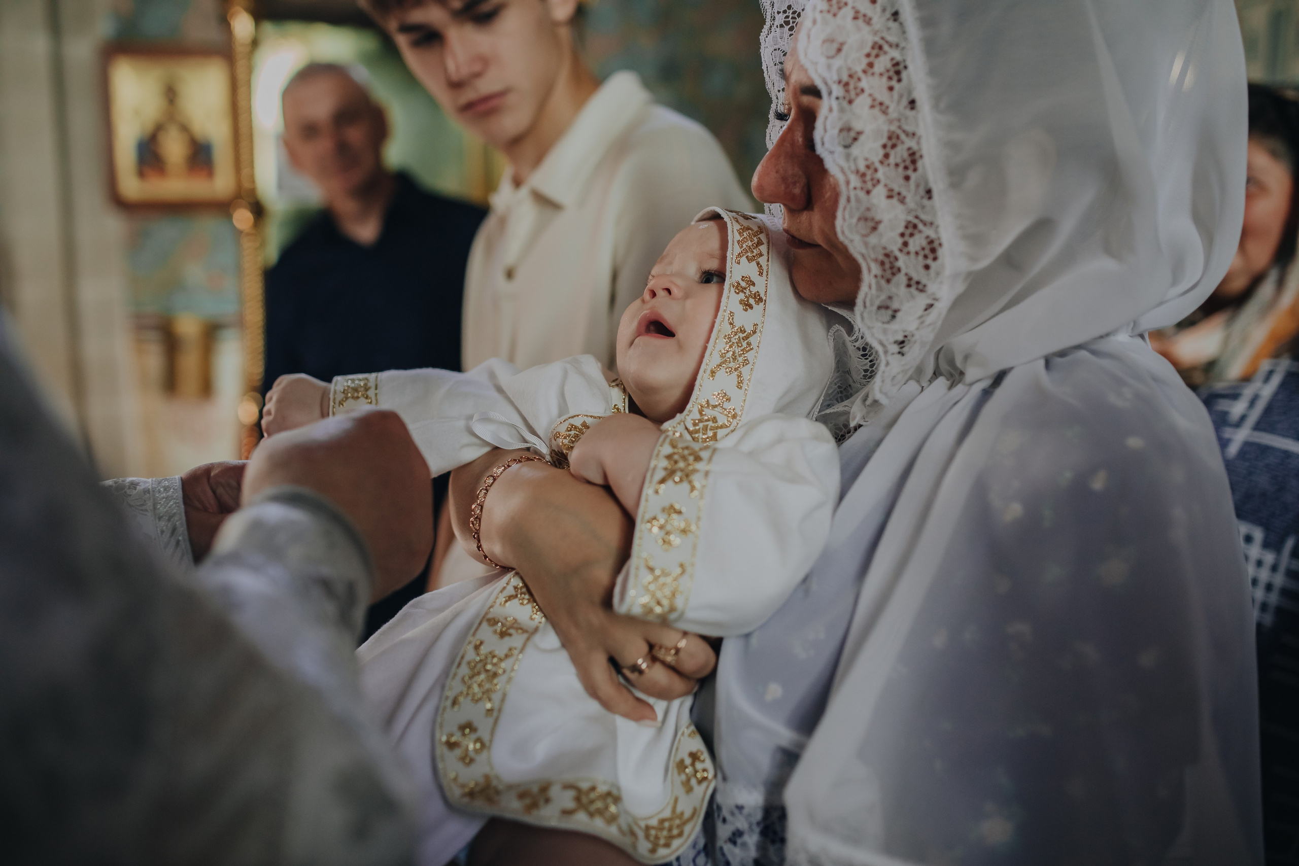 Крещение Ивана в темном храме. Семейный и детский фотограф в Москве Дорогова Екатерина