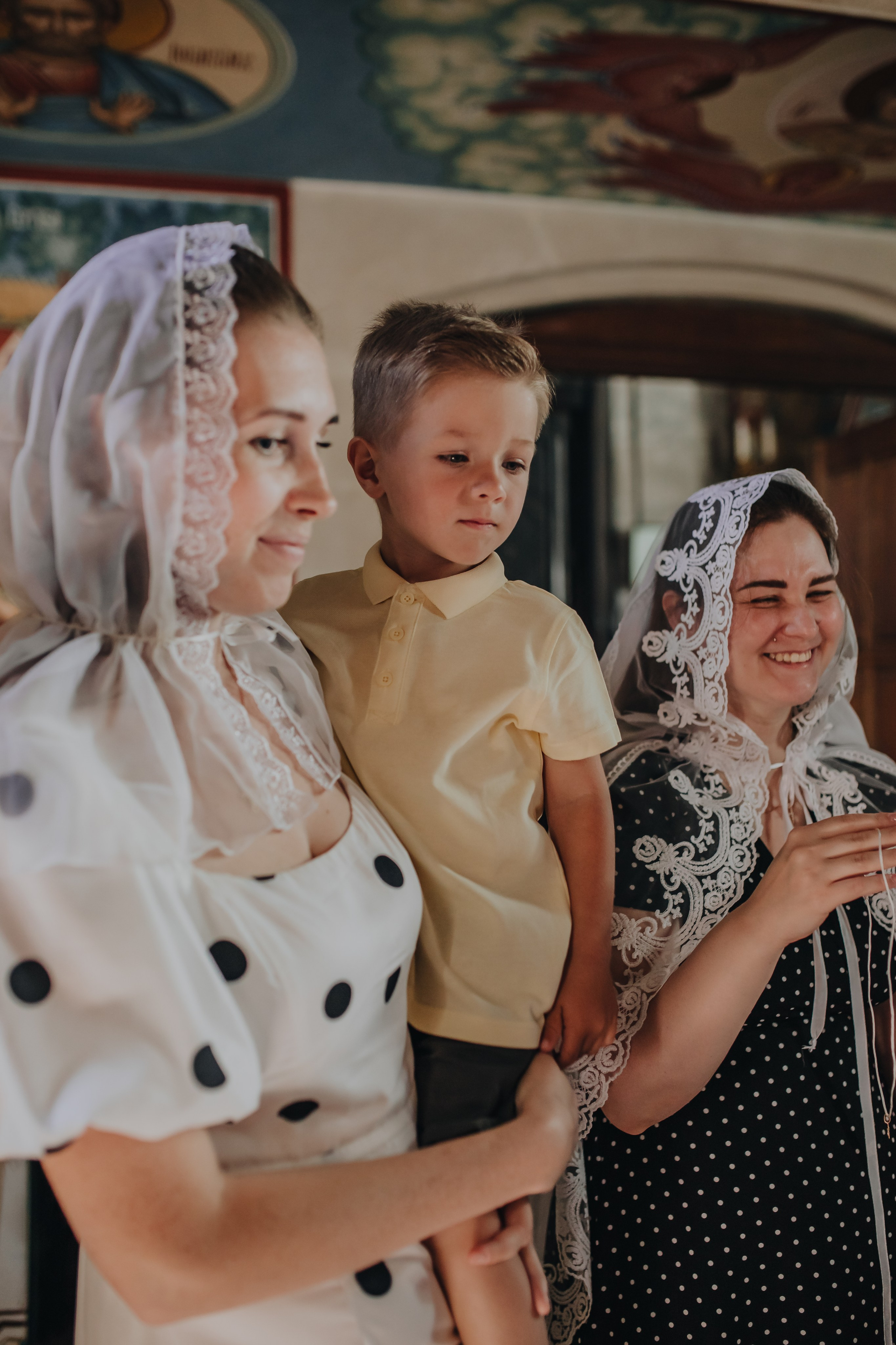 Крещение Ивана в темном храме. Семейный и детский фотограф в Москве Дорогова Екатерина