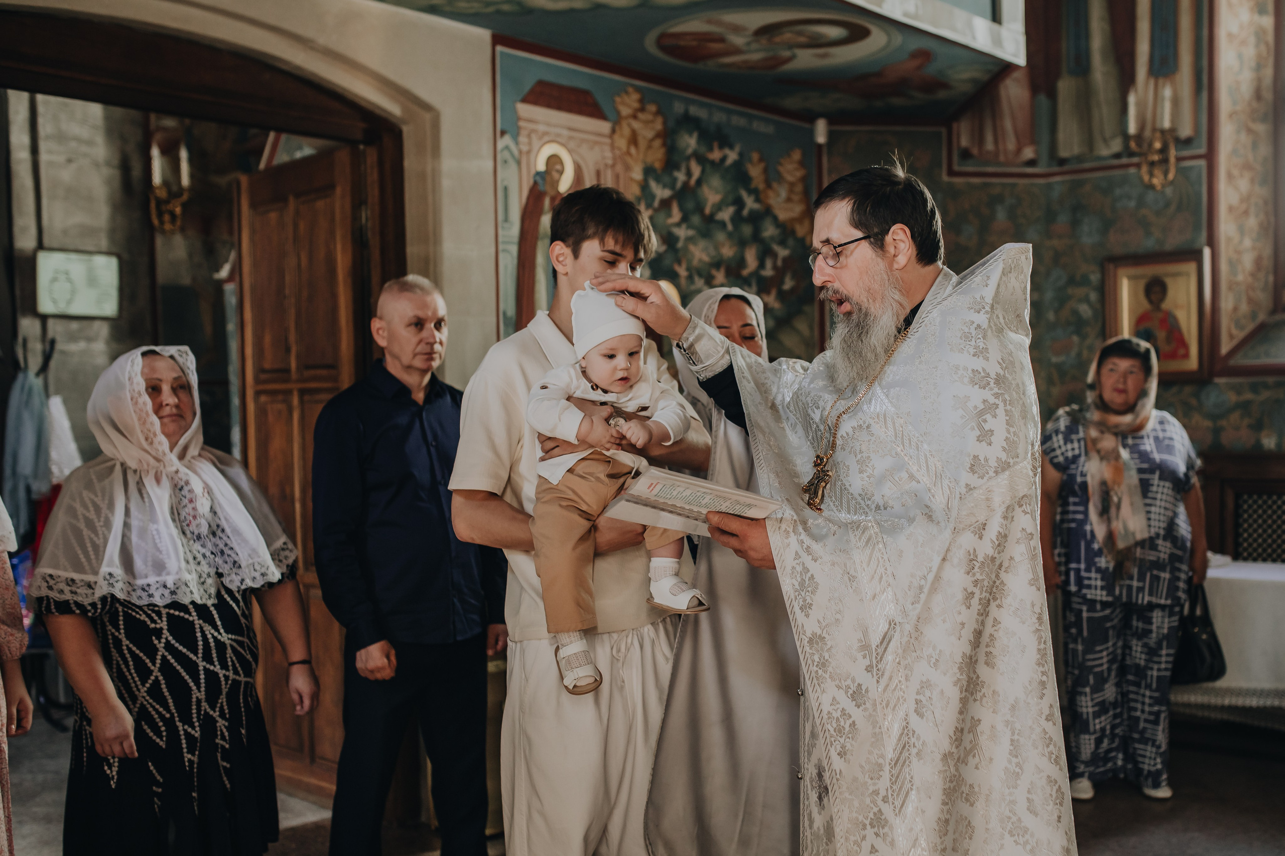 Крещение Ивана в темном храме. Семейный и детский фотограф в Москве Дорогова Екатерина