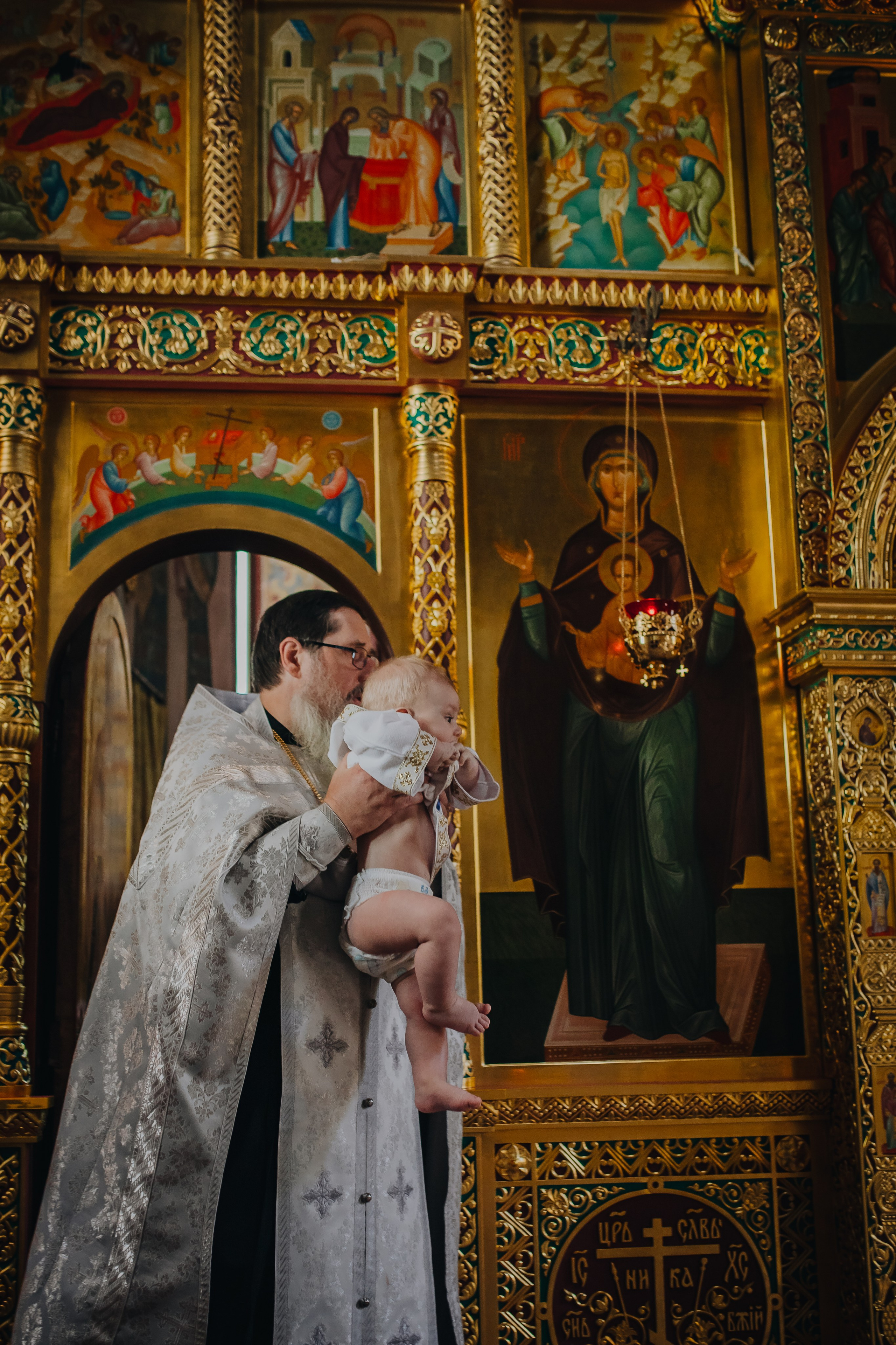 Крещение Ивана в темном храме. Семейный и детский фотограф в Москве Дорогова Екатерина