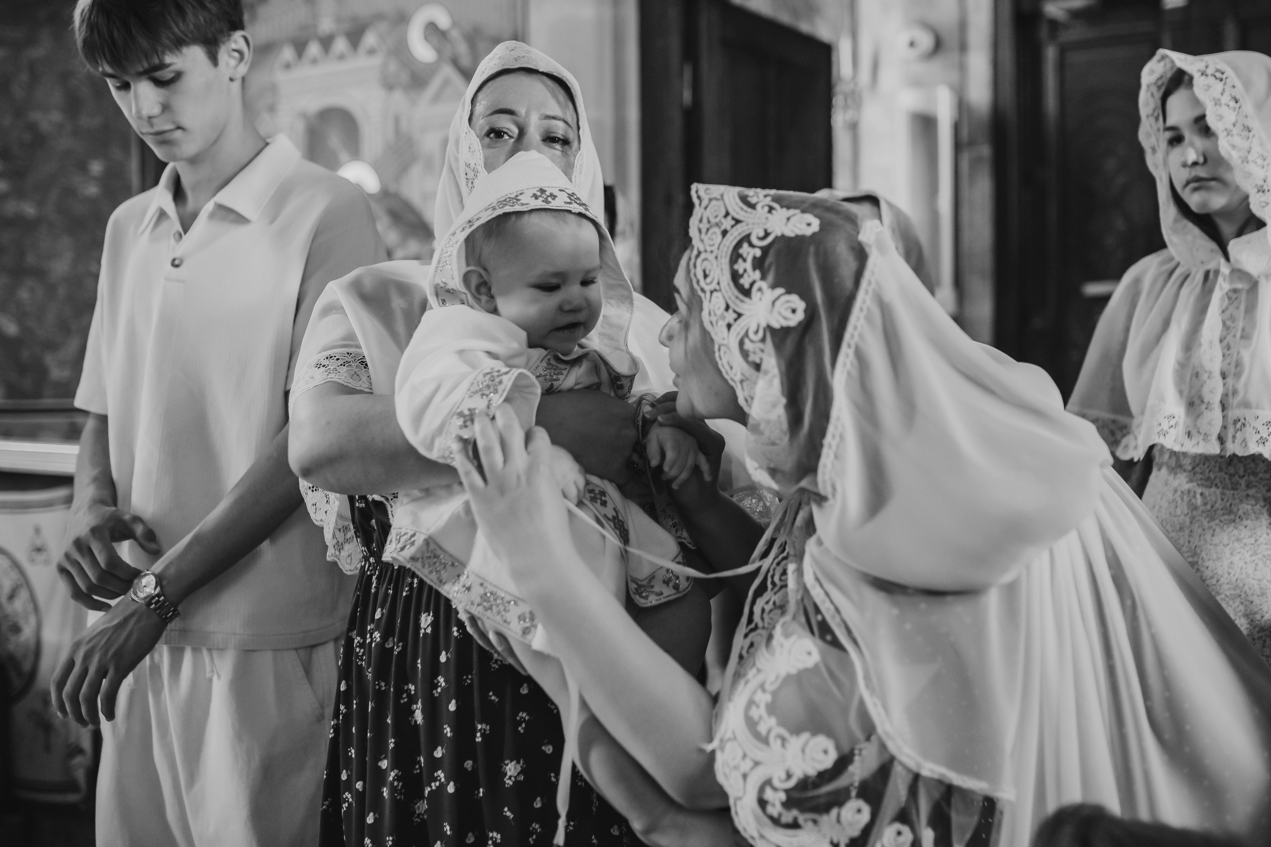 Крещение Ивана в темном храме. Семейный и детский фотограф в Москве Дорогова Екатерина