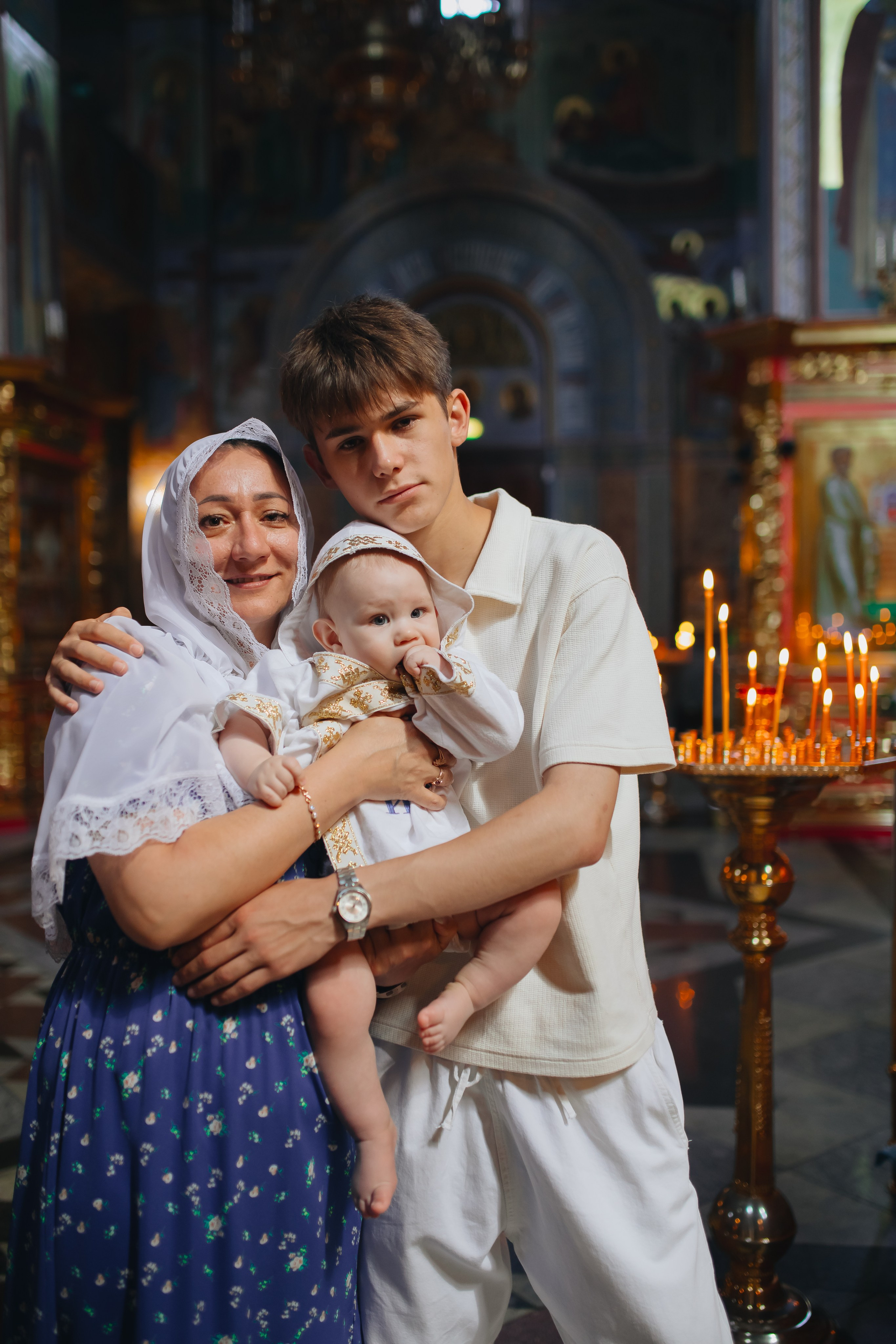 Крещение Ивана в темном храме. Семейный и детский фотограф в Москве Дорогова Екатерина