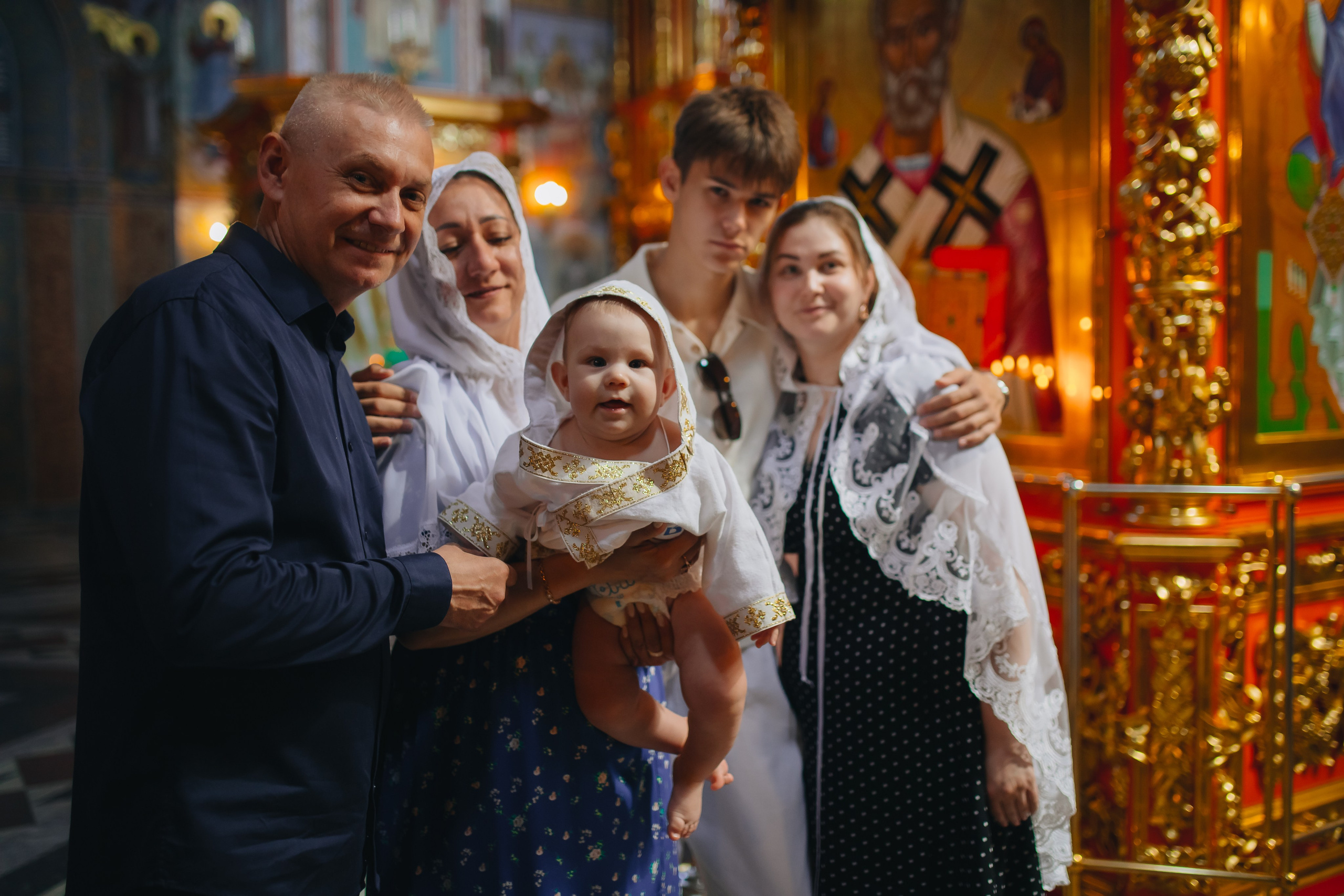 Крещение Ивана в темном храме. Семейный и детский фотограф в Москве Дорогова Екатерина